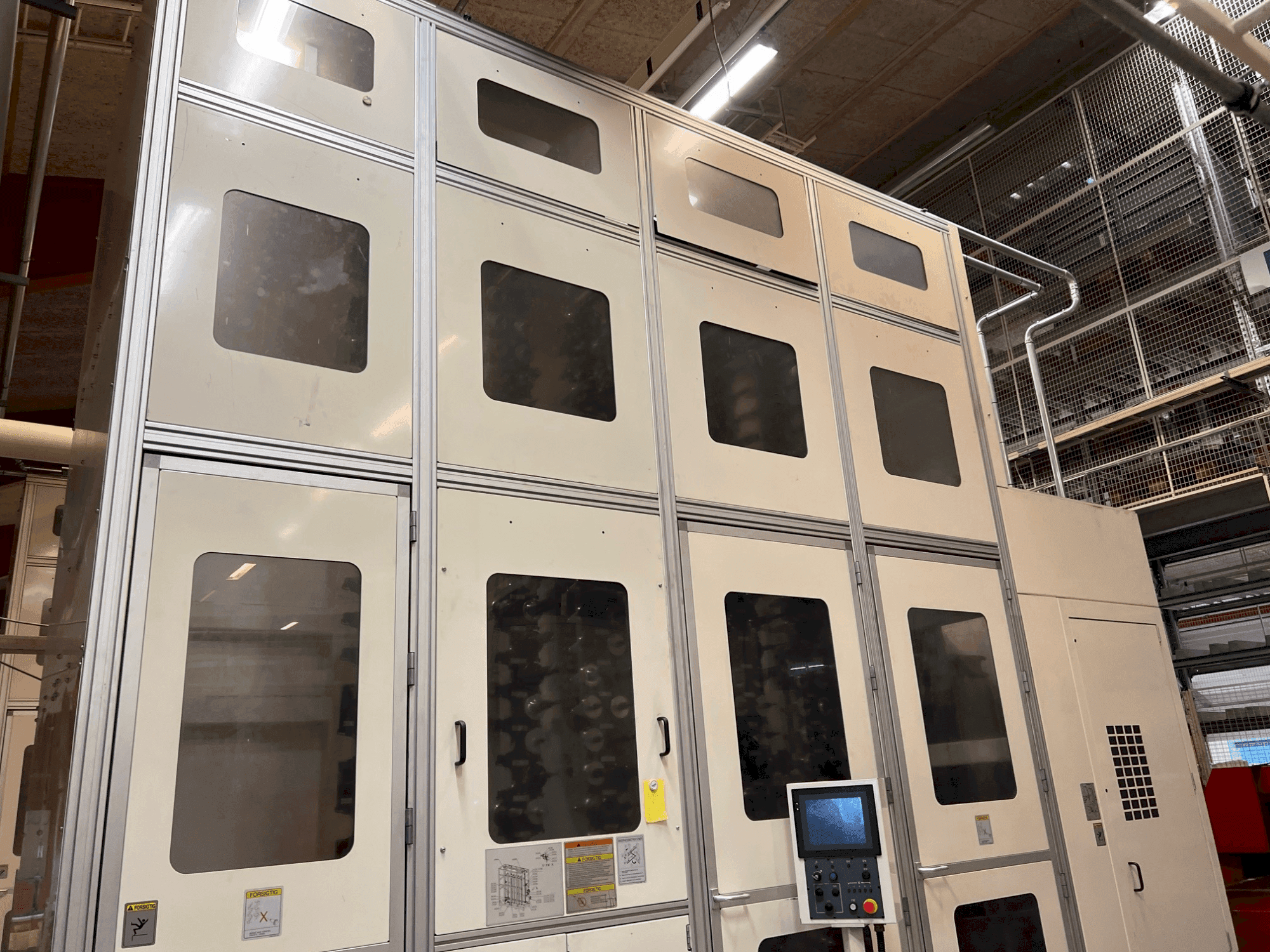 Vista lato sinistro della macchina Okuma MA-800H