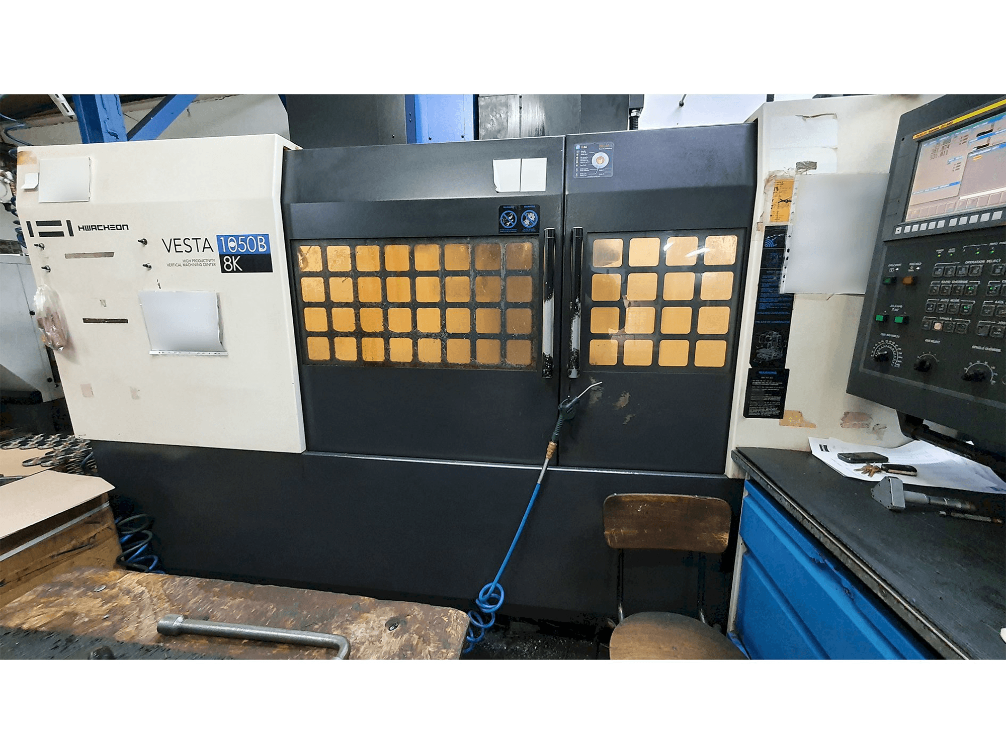 Vista frontale della macchina HWACHEON VESTA-1050B