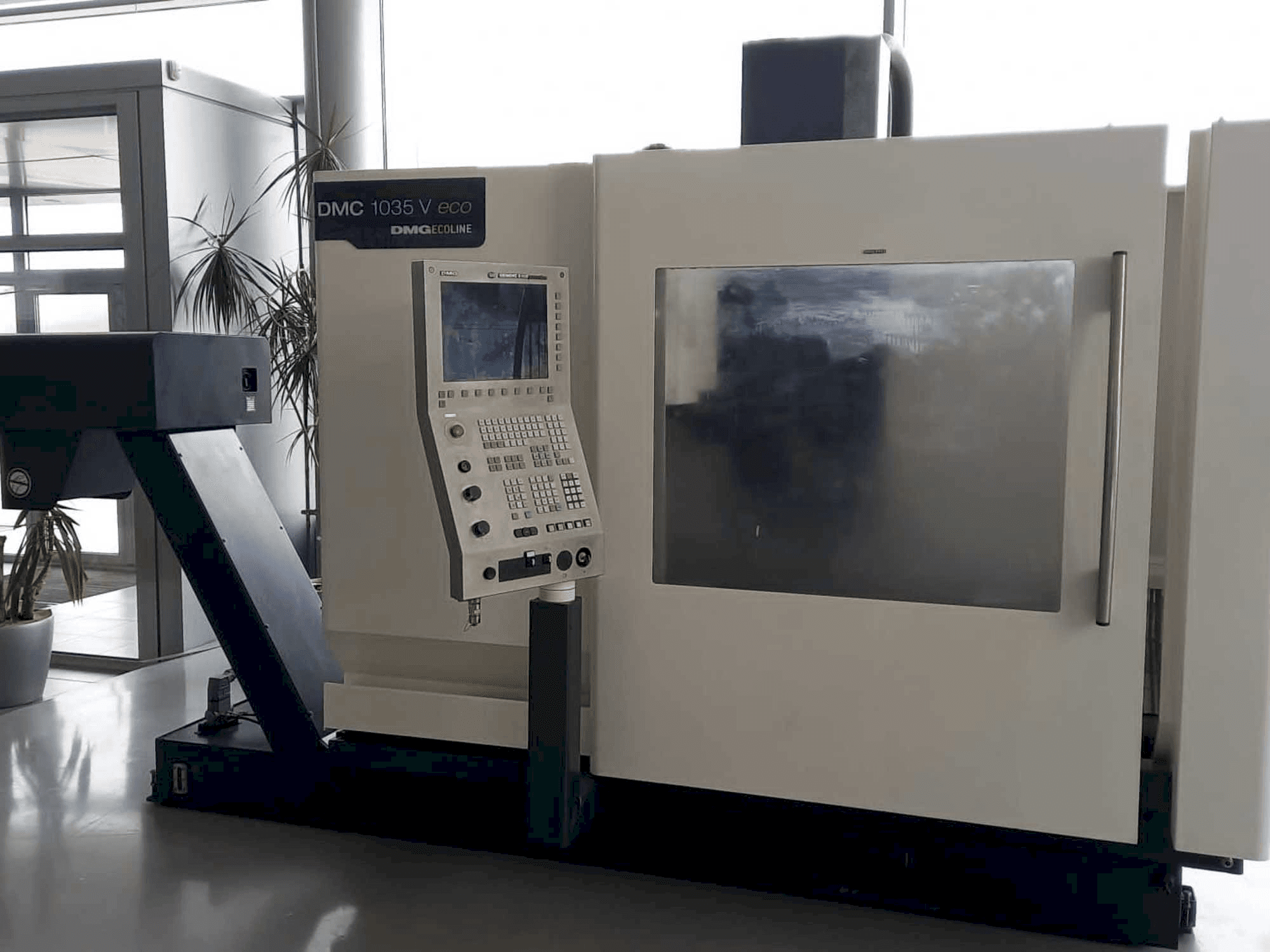 Vista frontale della macchina DMG DMC 1035 V eco