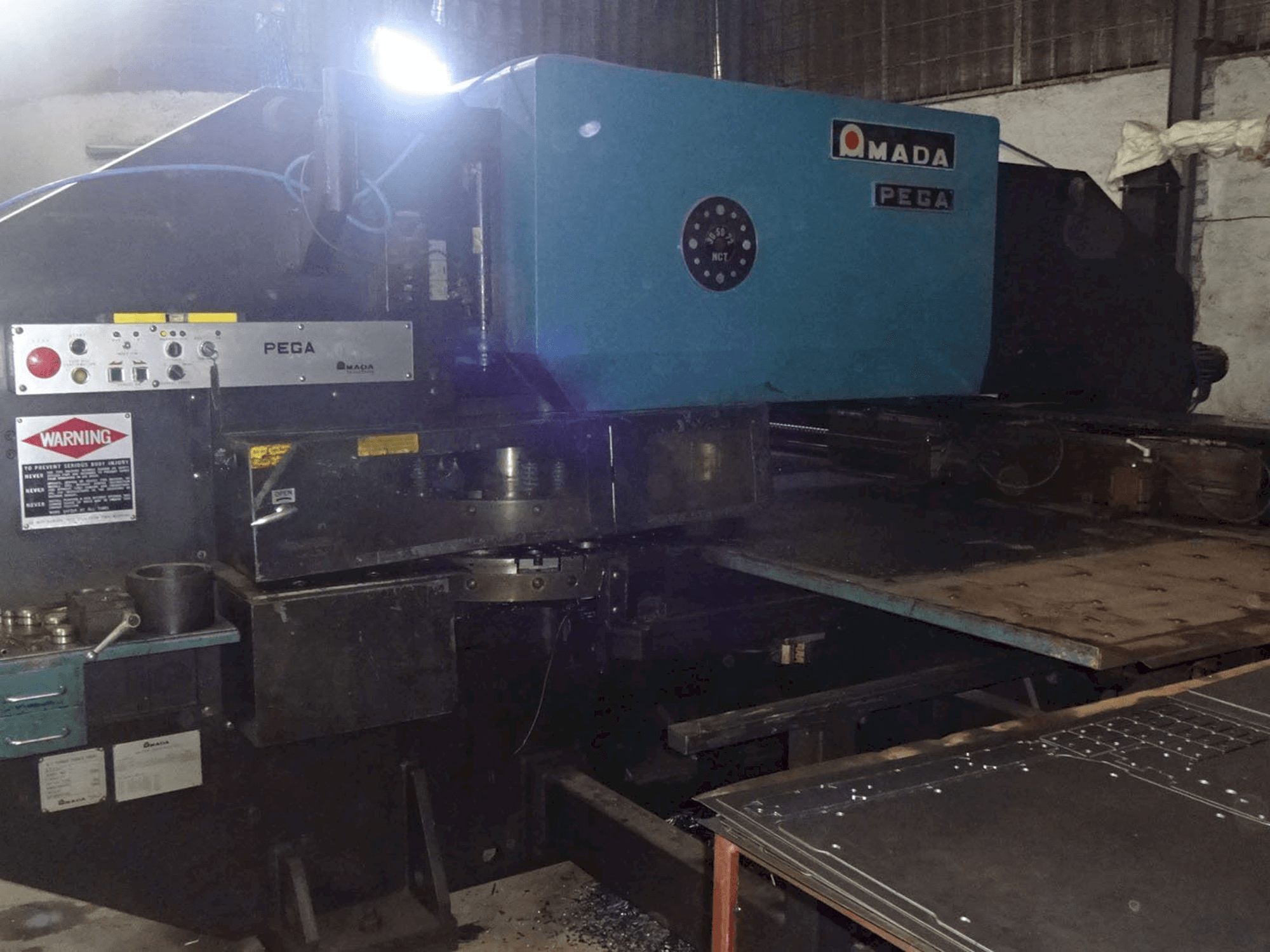 Vista lato sinistro della macchina AMADA PEGA 305072