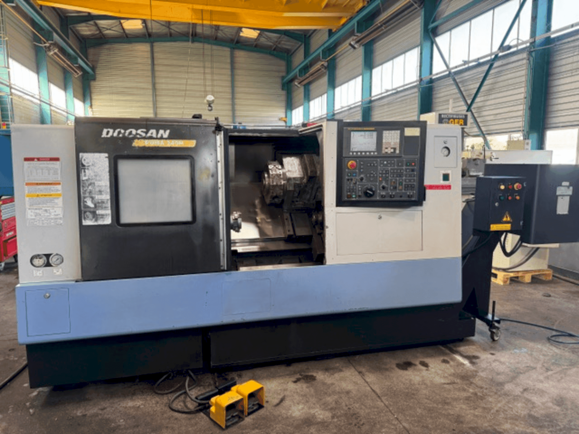 Vista frontale della macchina DOOSAN PUMA 240MB
