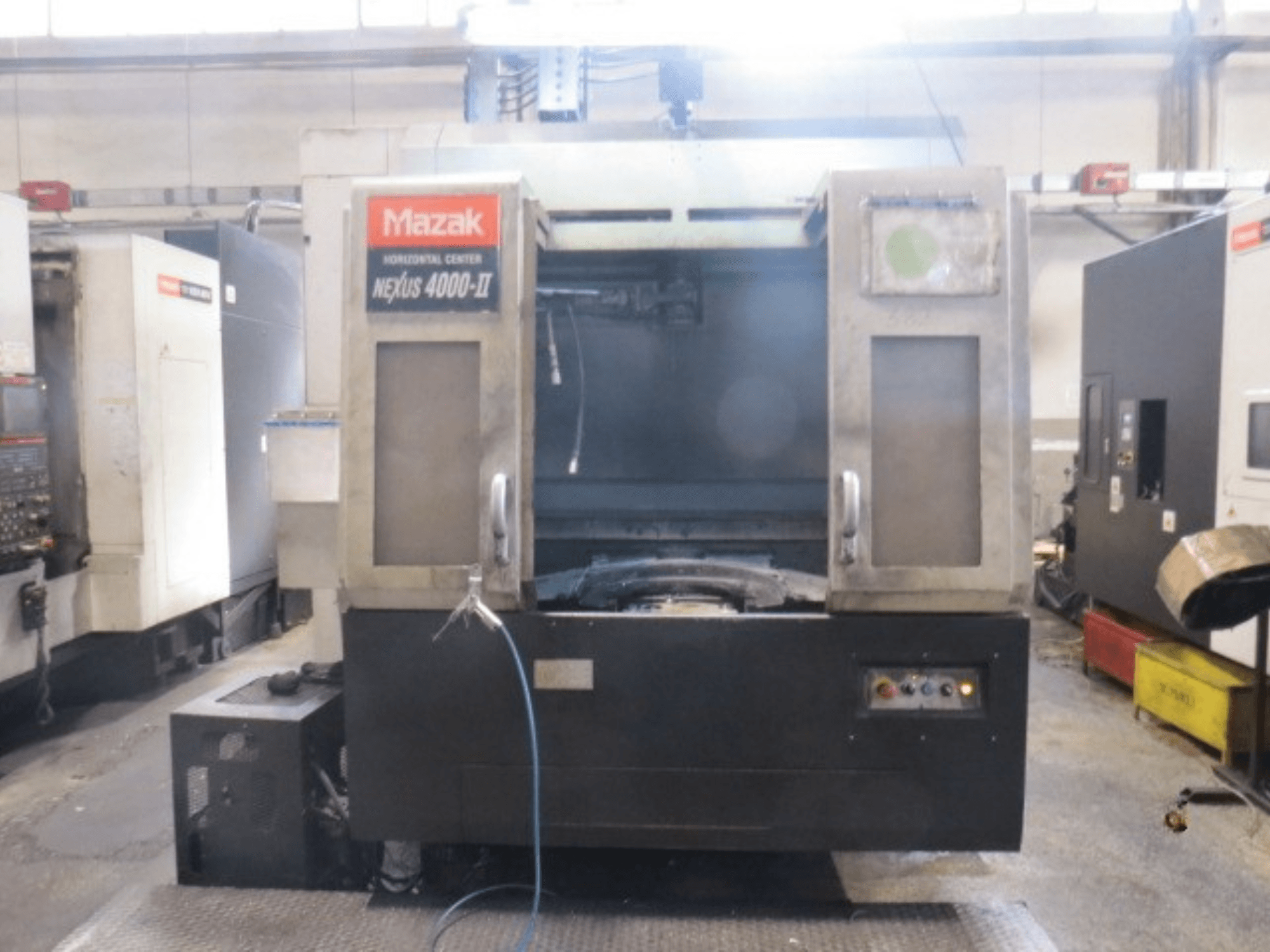 Centro di lavorazione orizzontale Mazak NEXUS 4000 II, vista frontale che mostra il pannello di comando, l’alimentazione del refrigerante e l’area di lavoro aperta.