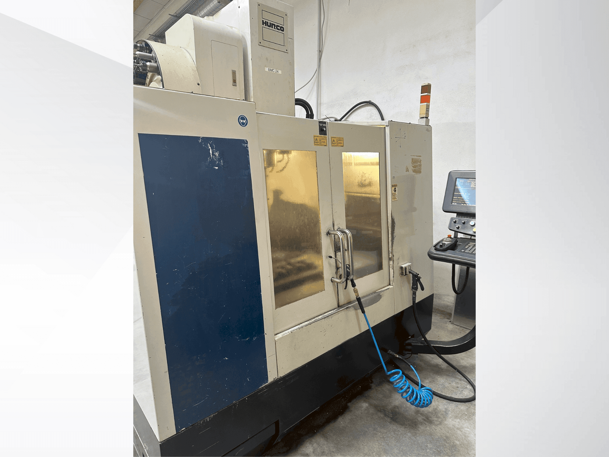 Vista frontale della macchina Hurco BMC 2416