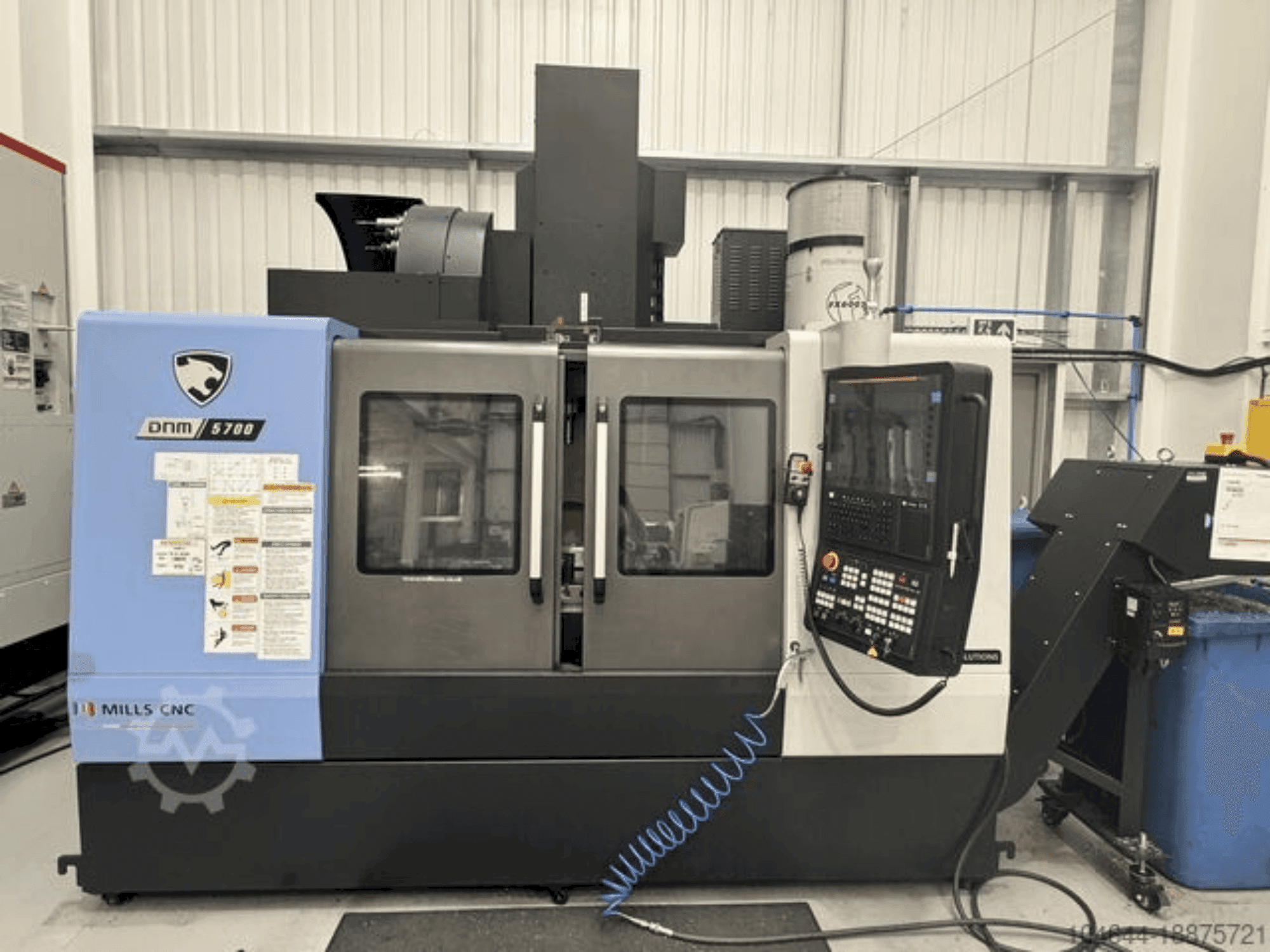 Vista frontale della macchina DOOSAN DNM 5700