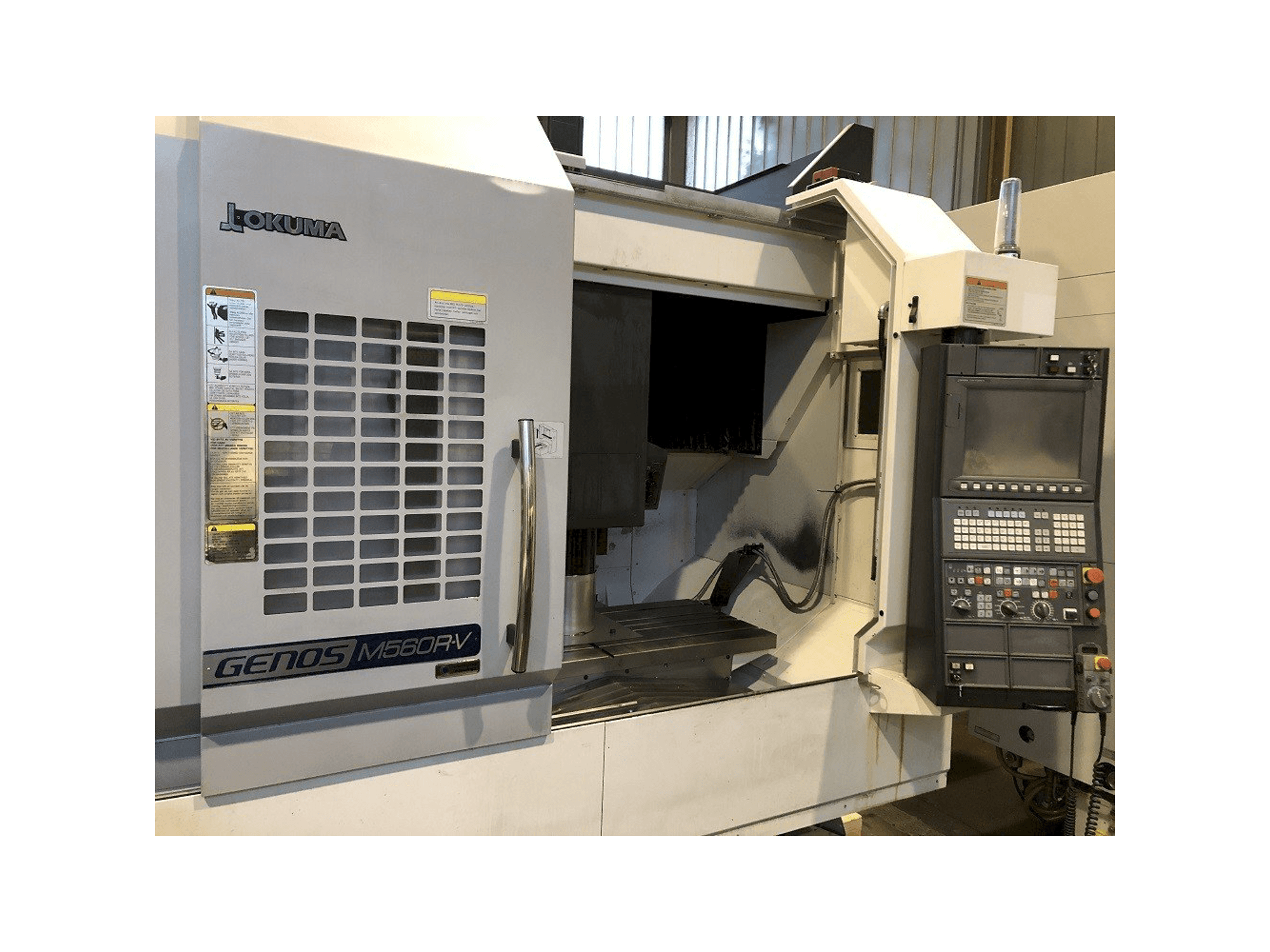 Vista frontale della macchina Okuma Genos M560R-V