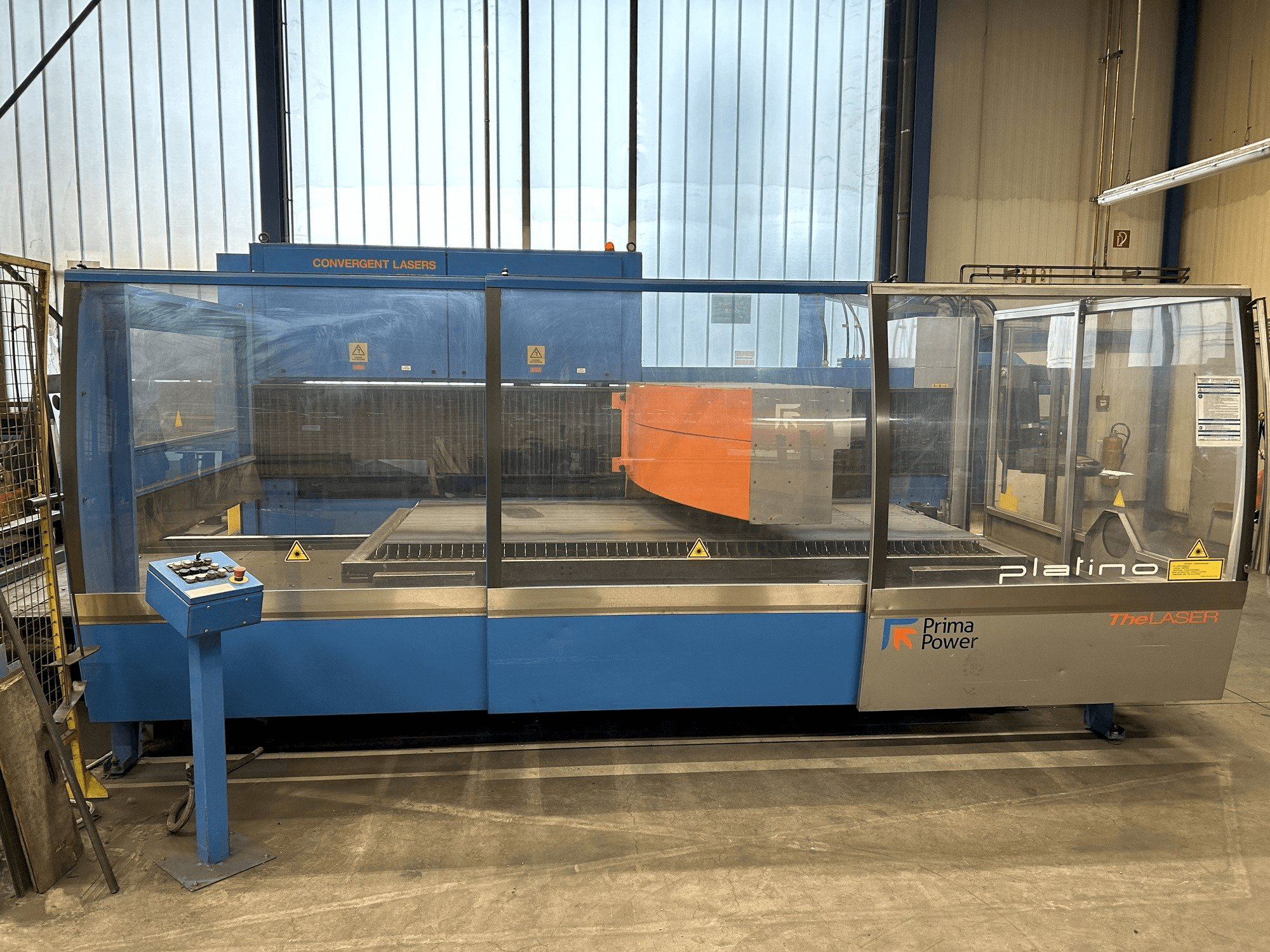 Vista frontale della macchina Prima Power Platino 1530