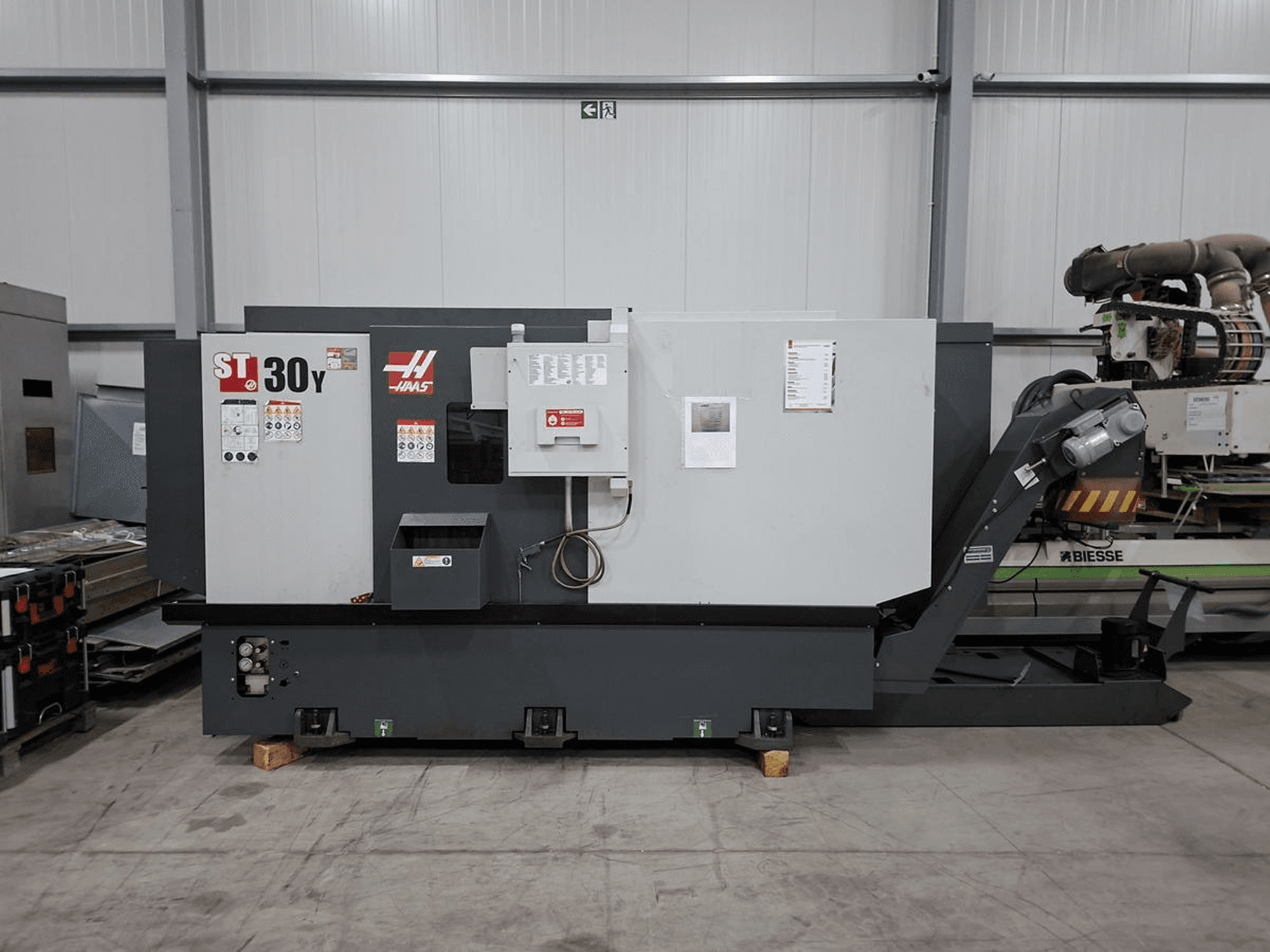Tornio orizzontale Haas ST-30Y visto di lato, che mostra i comandi, le etichette e la struttura robusta all’interno di un’ampia officina.