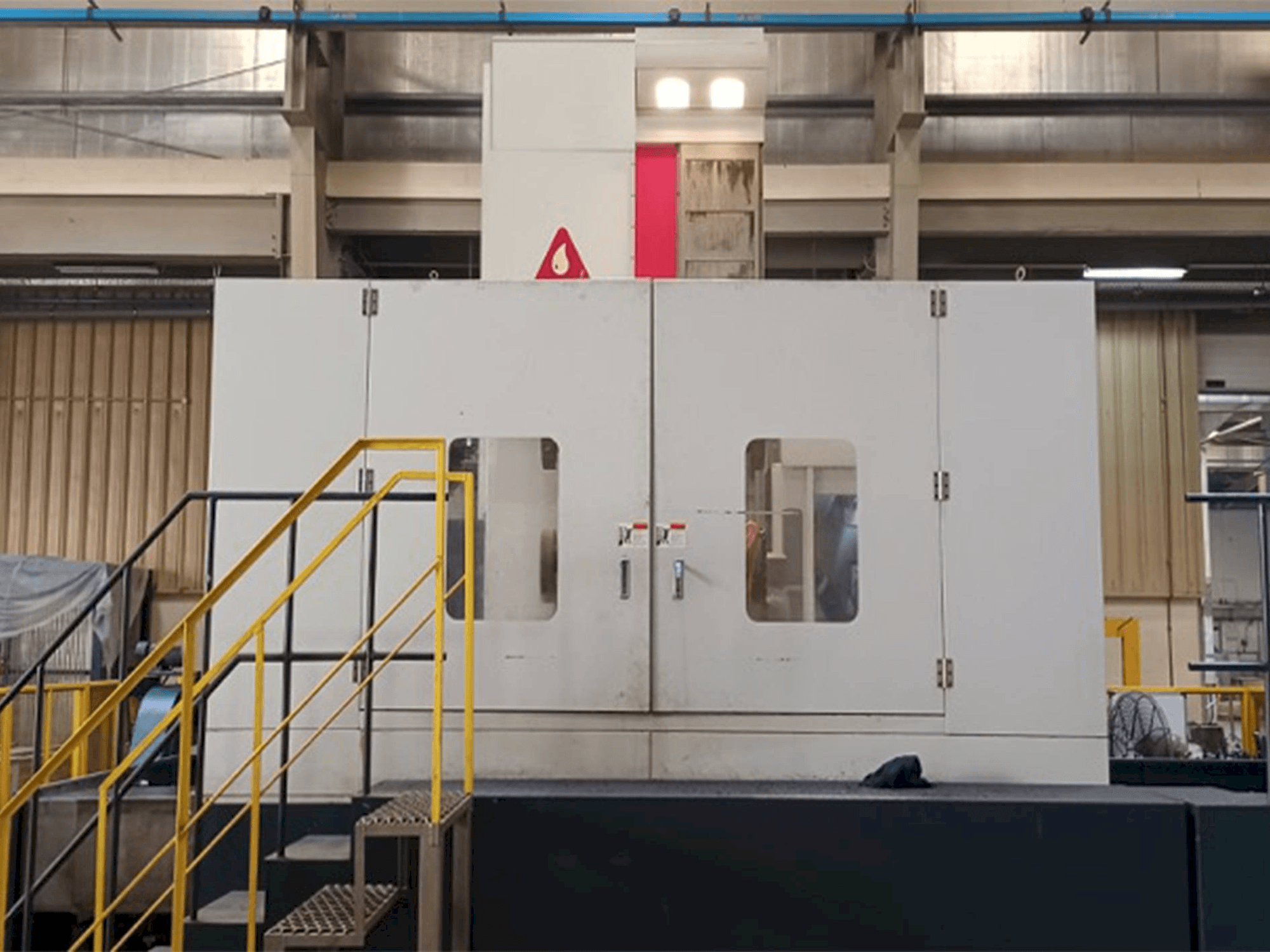 Vista frontale della macchina YOU JI HBM130/3022