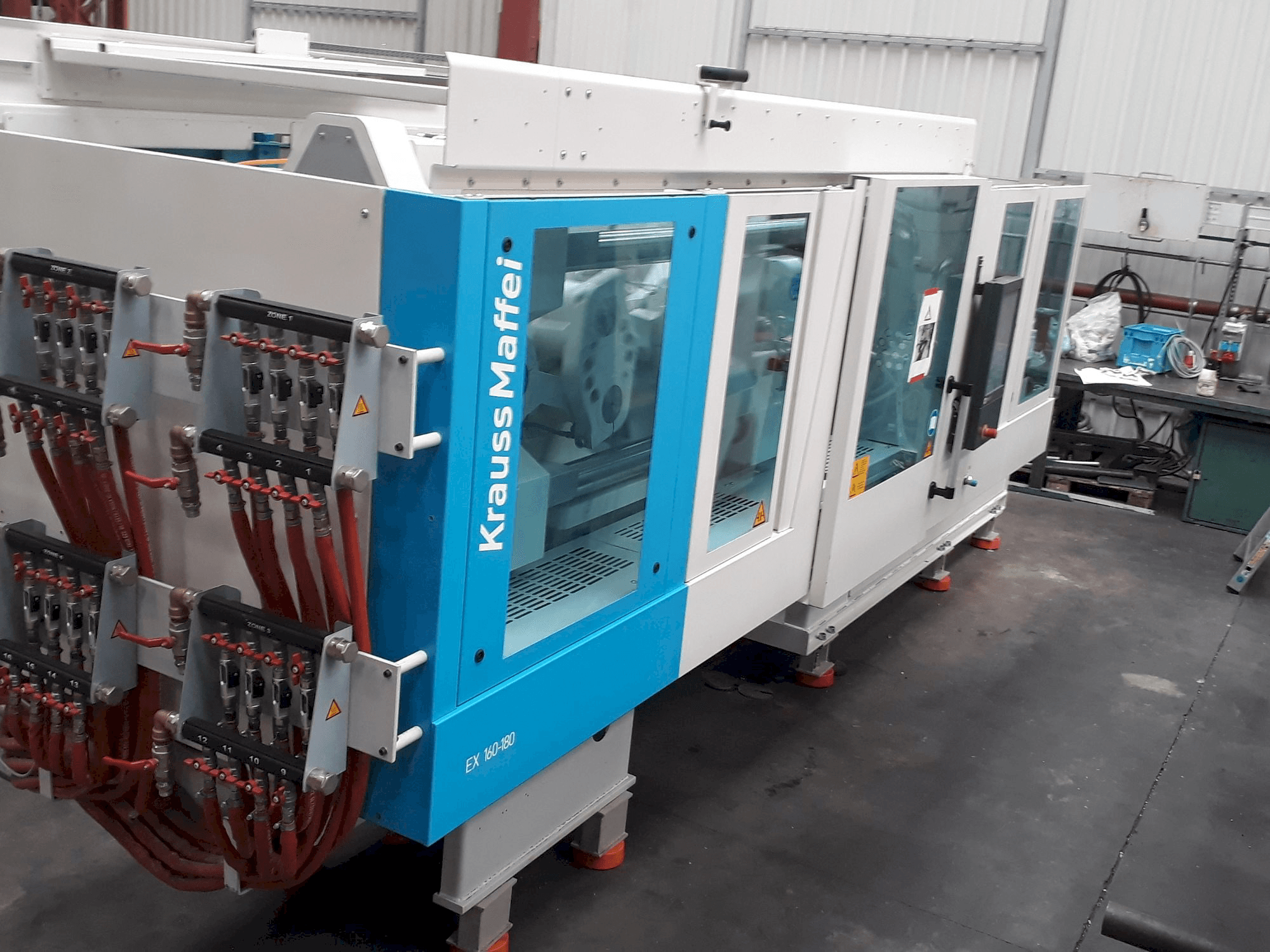 Vista laterale sinistra della macchina Krauss Maffei 160-180 EX