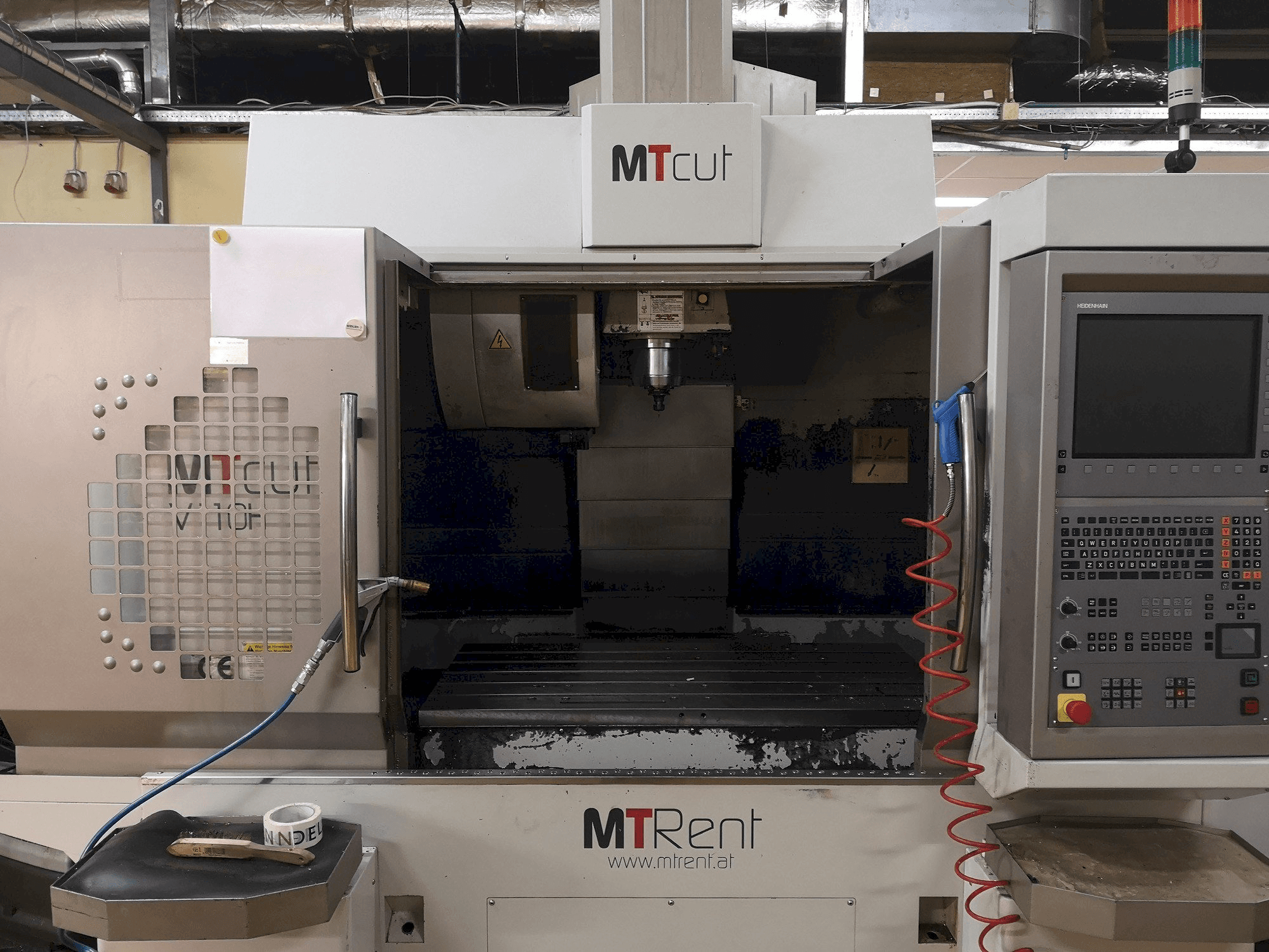 Vista frontale della macchina MT Cut V110H