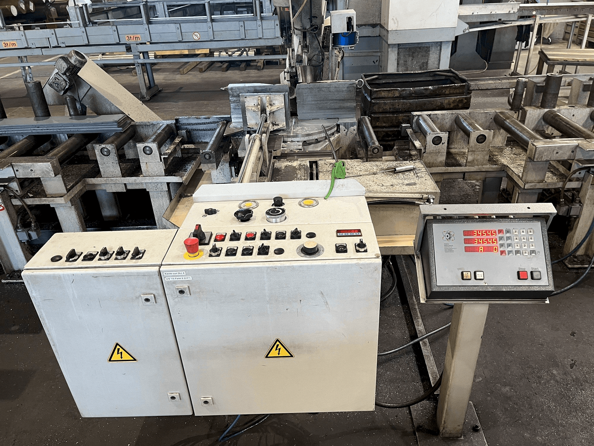 Vista frontale della macchina KASTO cut DU 4