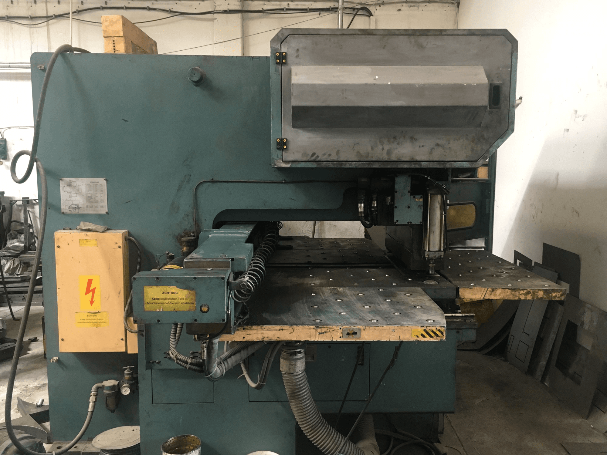 Vista frontale della macchina AMADA OCTO-334