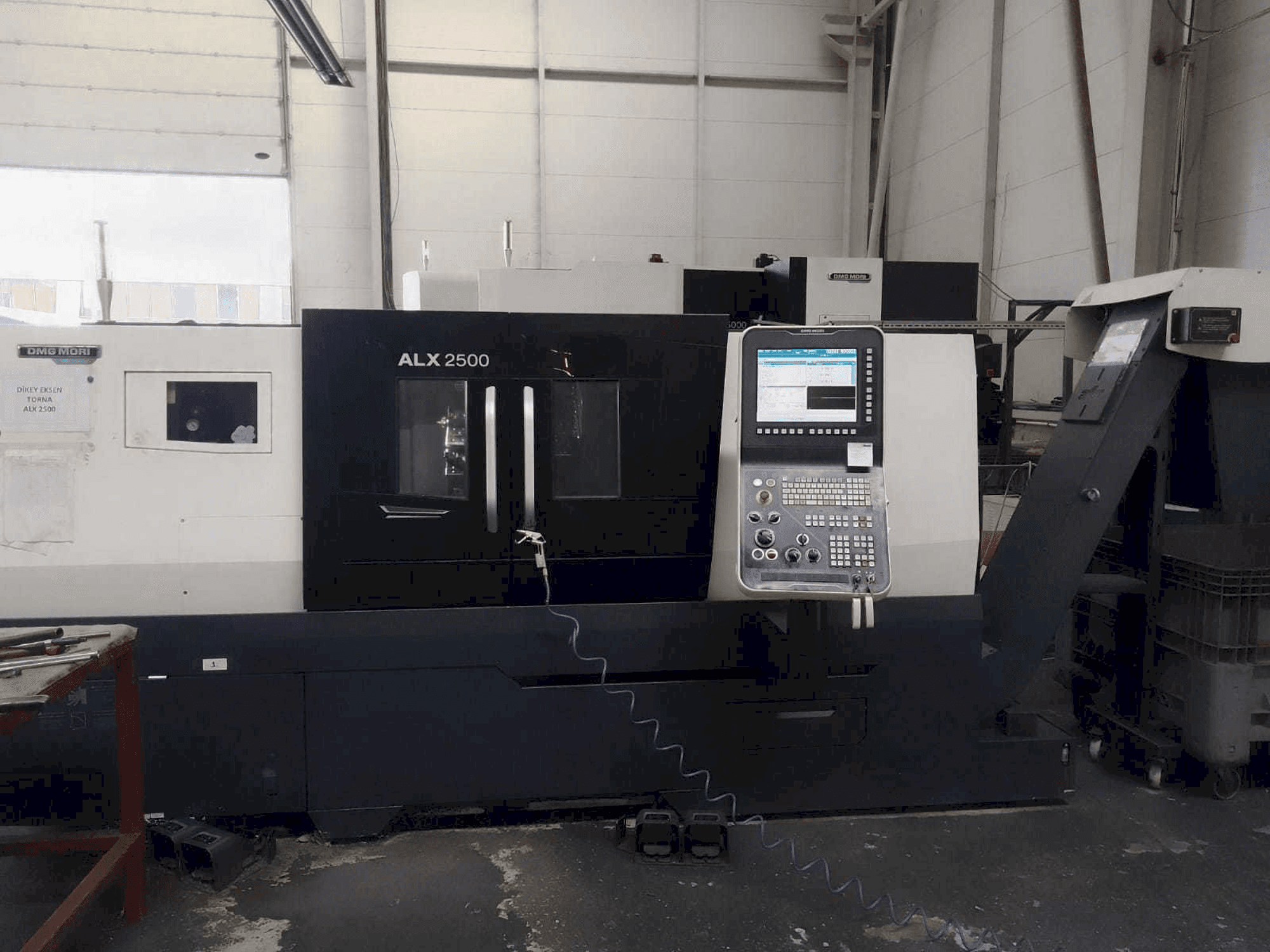 Vista frontale della macchina DMG MORI ALX 2500