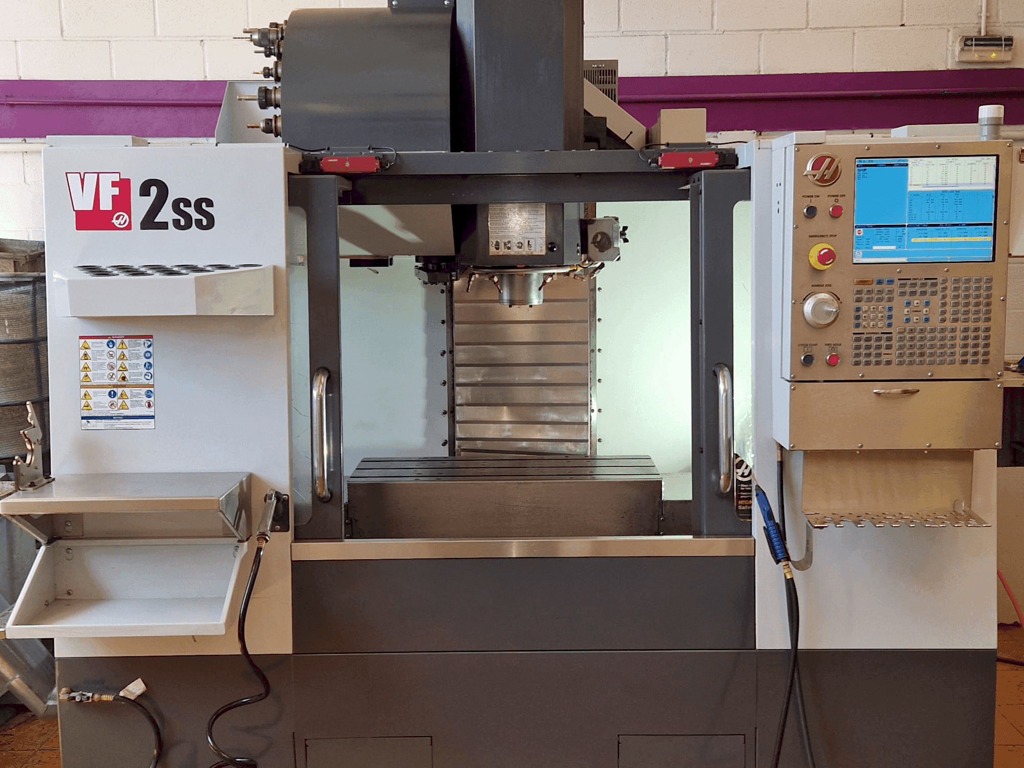 Vista frontale della macchina HAAS VF-2SS