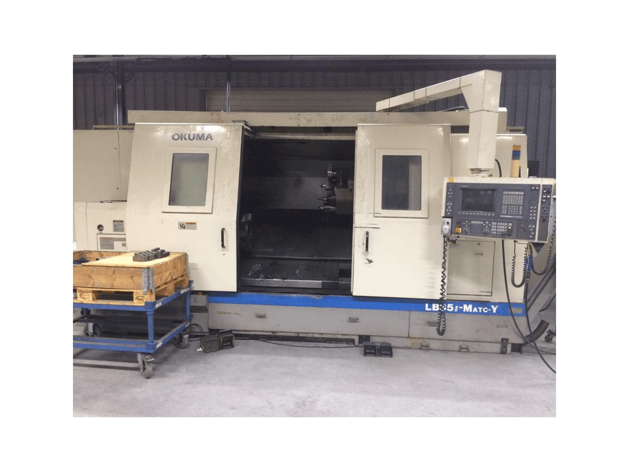 Vista frontale della macchina Okuma LB35 II