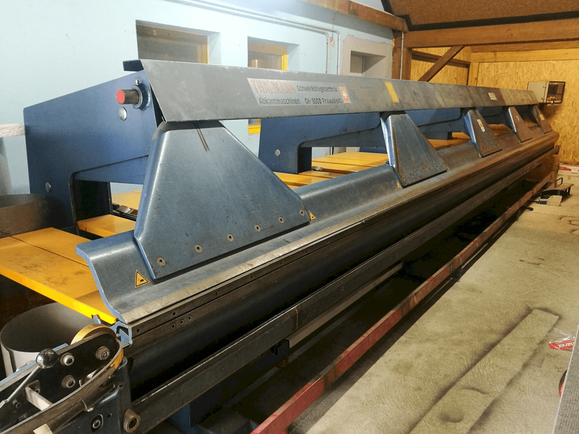 Vista frontale della macchina Thalmann Thako 15-8.2M