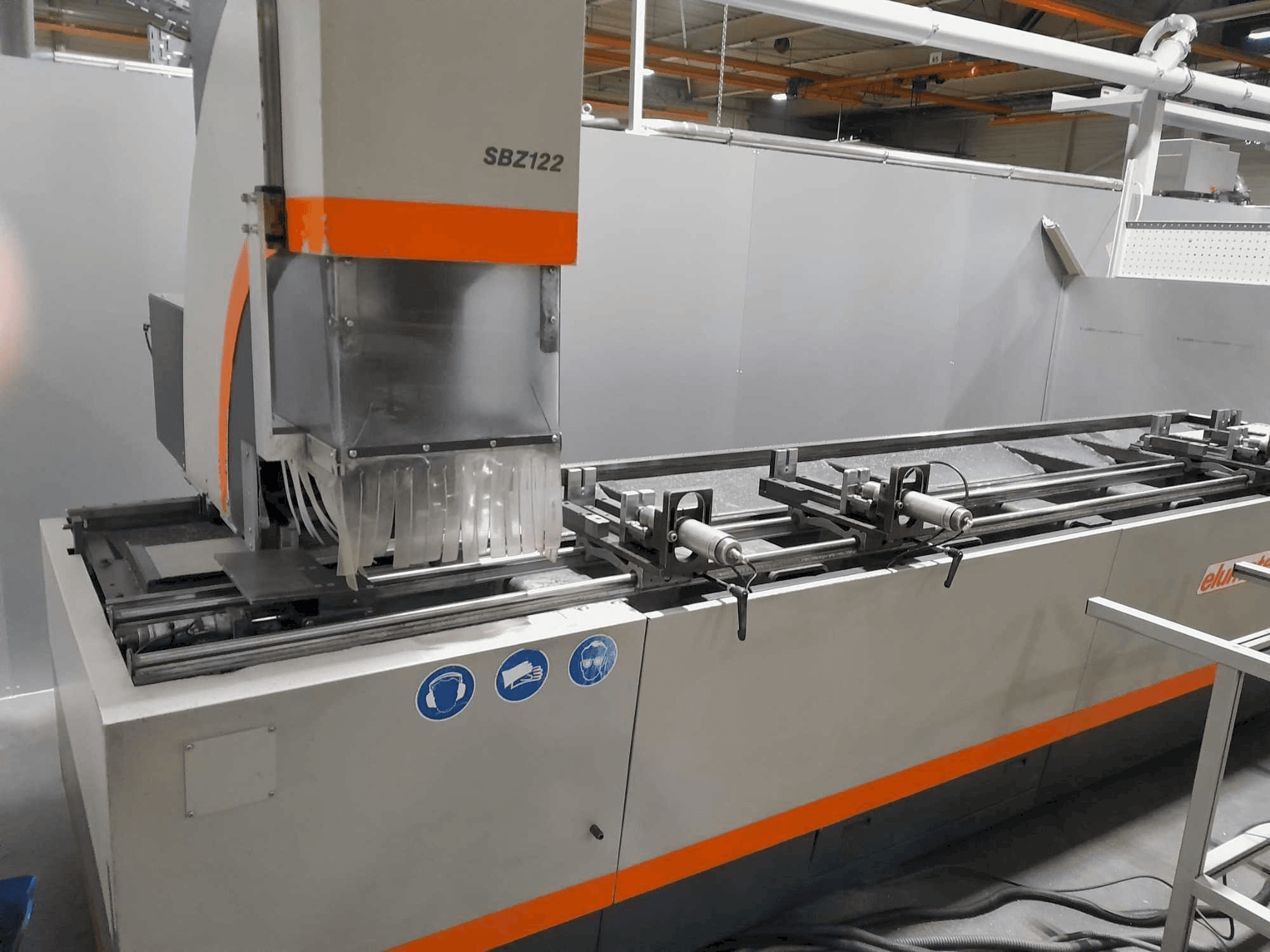 Vista frontale della macchina Elumatec SBZ 122