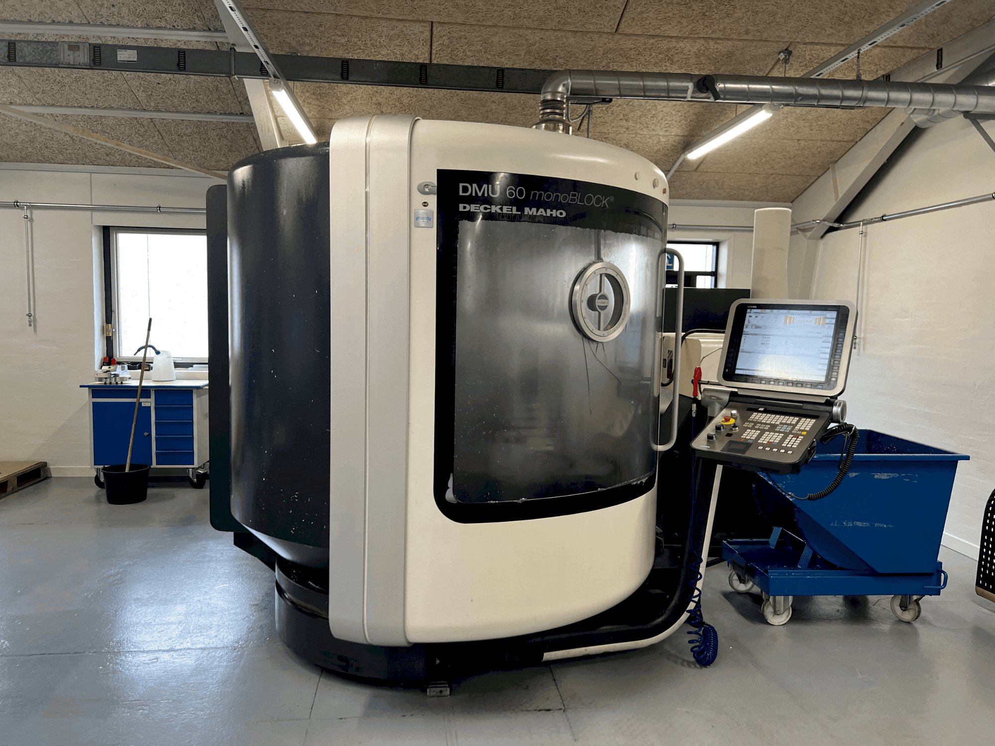 Vista frontale della macchina DMG MORI DMU 60 monoBLOCK