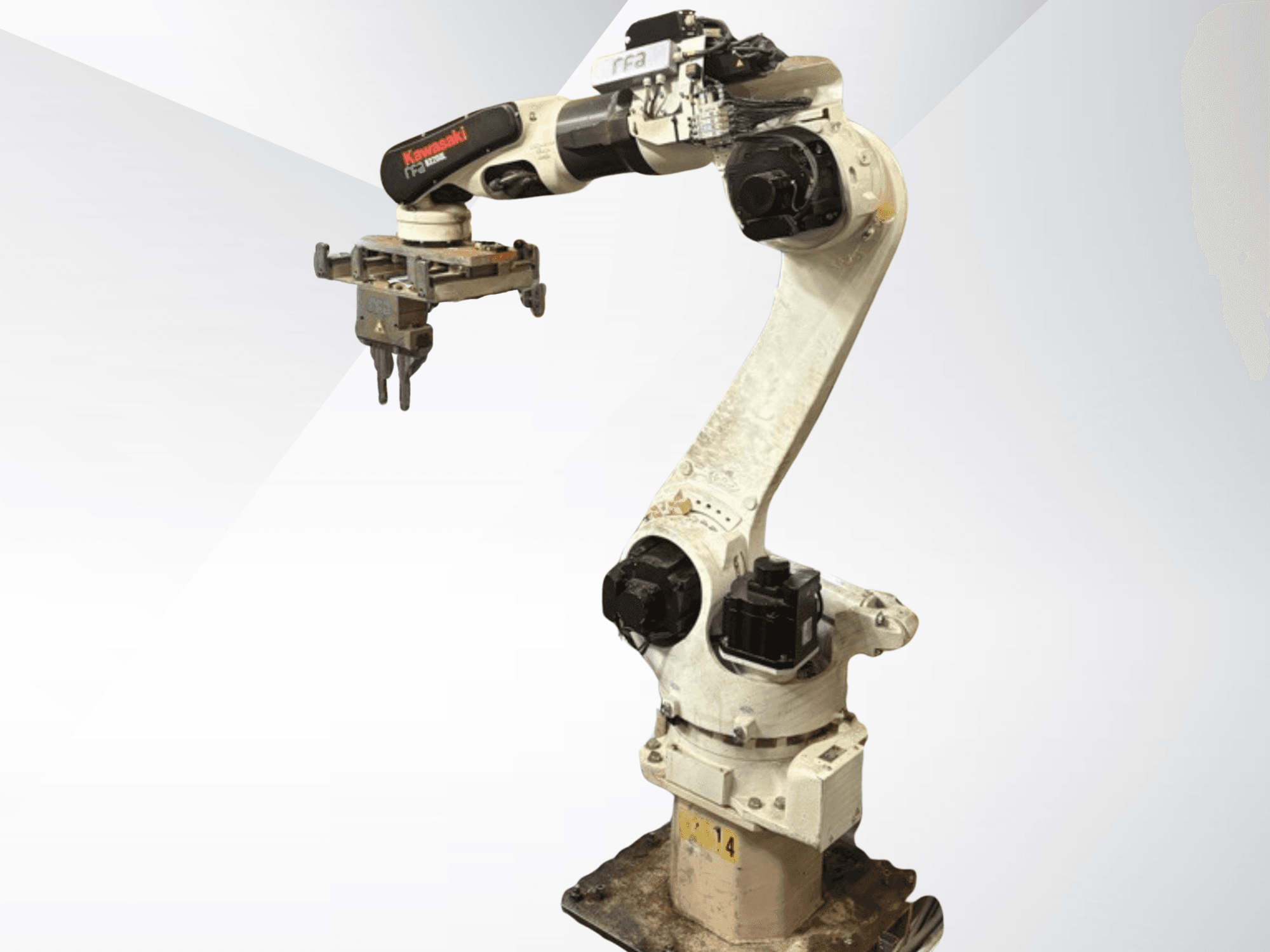 Braccio robotico Kawasaki E42F-A001 in vista laterale, con pinza collegata all'estremità. Sono visibili i giunti rotanti e i connettori di alimentazione.