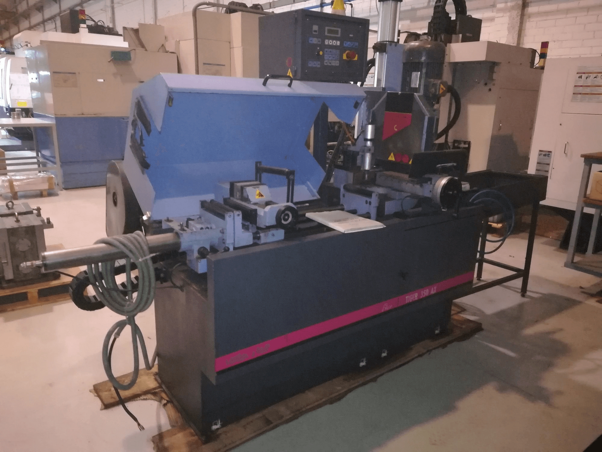 Vista frontale della macchina MEP TIGER 350 AX