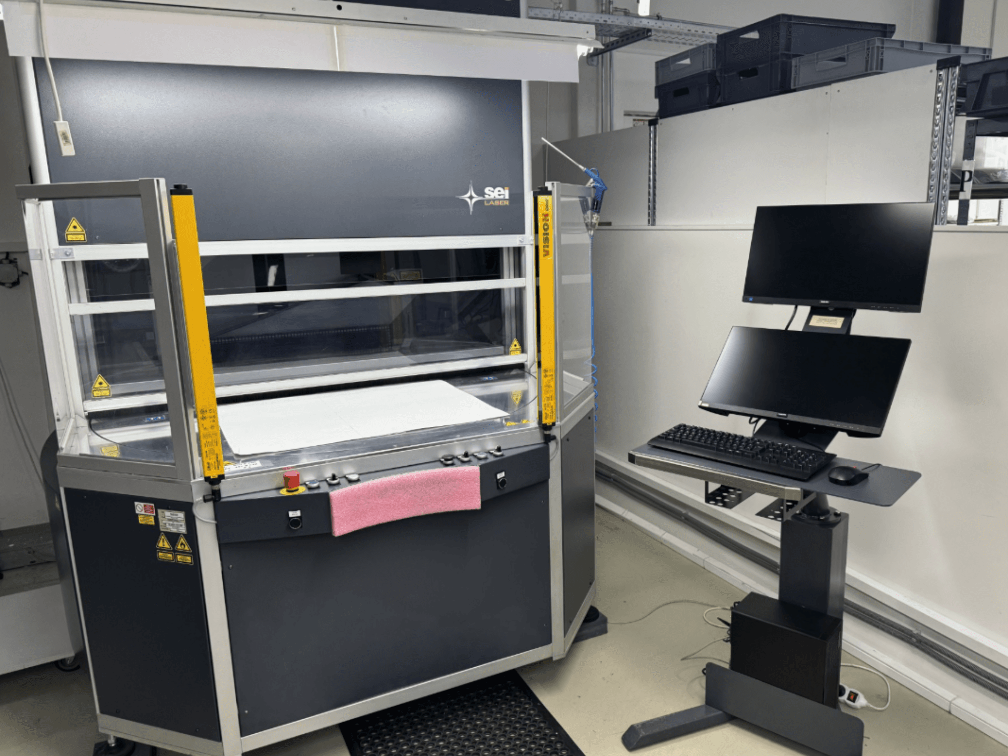 Macchina per il taglio laser a CO₂ SEI Laser INFINITY 5070 V300 vista frontale, con pannello di controllo e postazione monitor integrata.