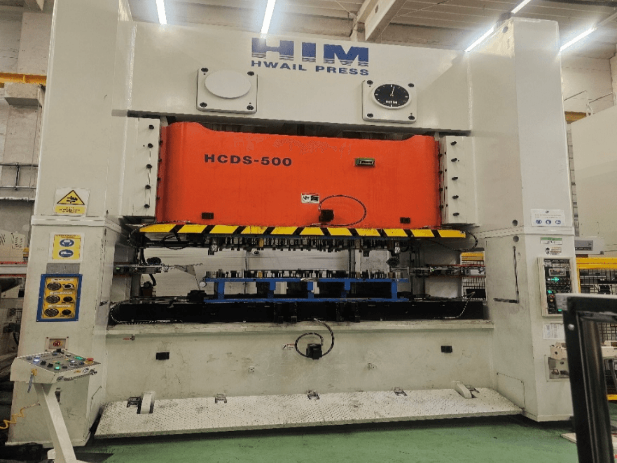 Pressa meccanica HIM HWAIl PRESS HCDS-500 vista frontale, con piastra di pressatura arancione e pannello di controllo.