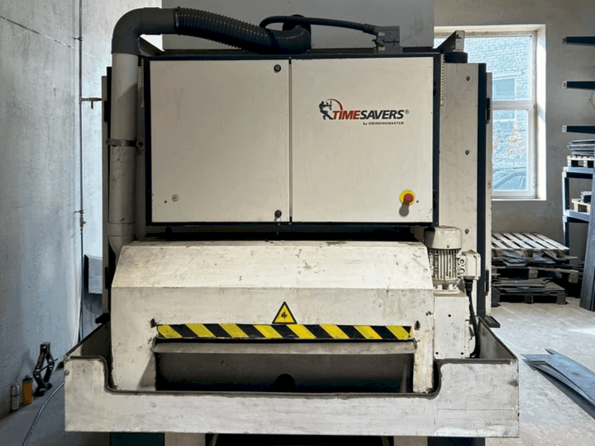Vista frontale della macchina TIMESAVERS 41serie 900 WRD N