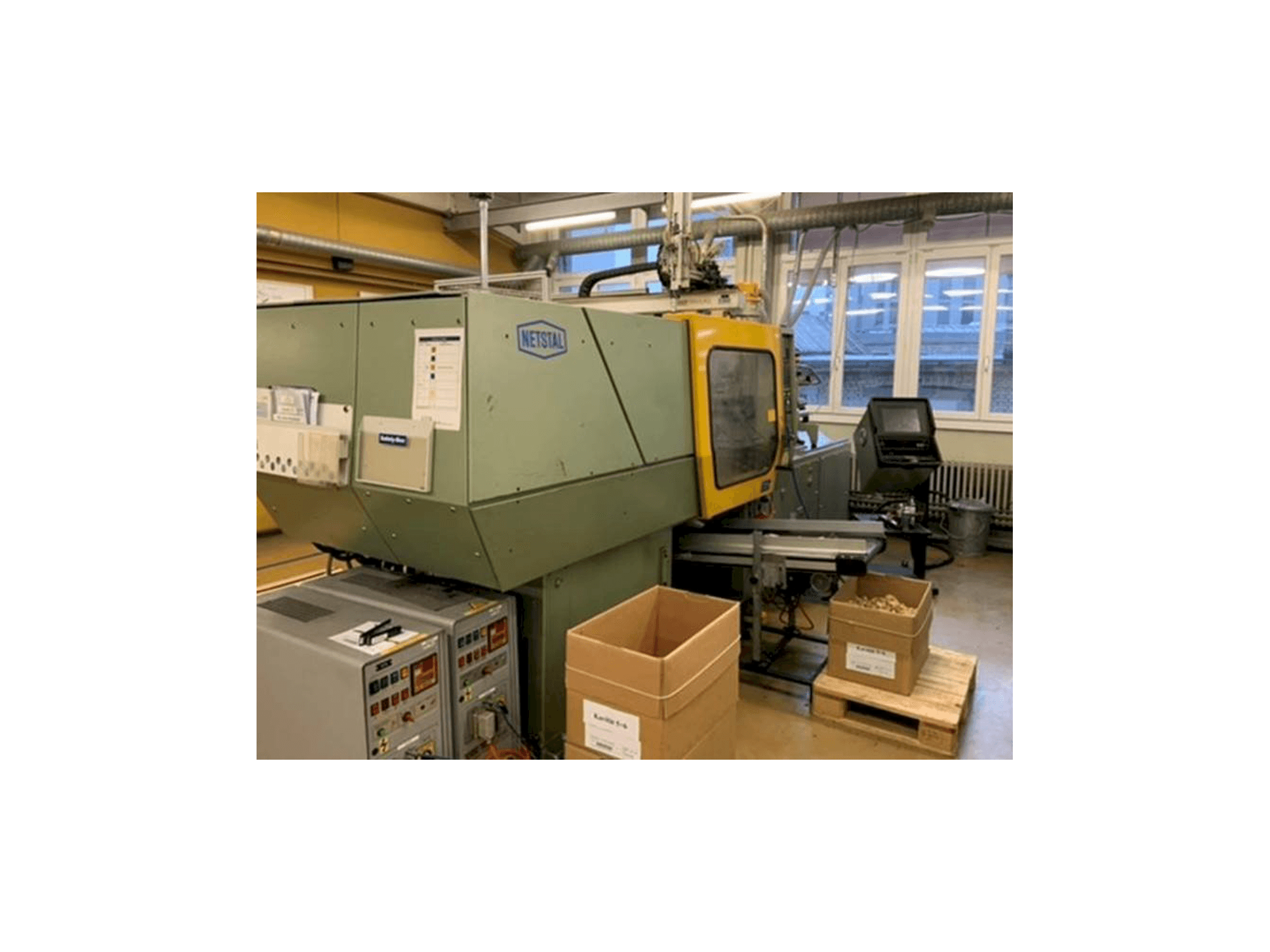 Vista frontale della macchina Netstal Synergy 600-110