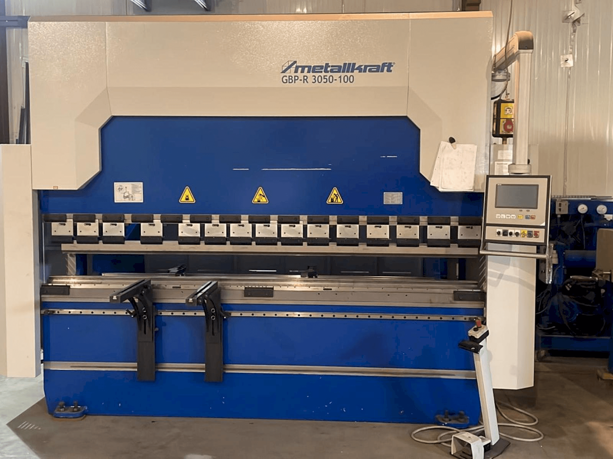 Vista frontale della macchina Metallkraft GBPR30540-100