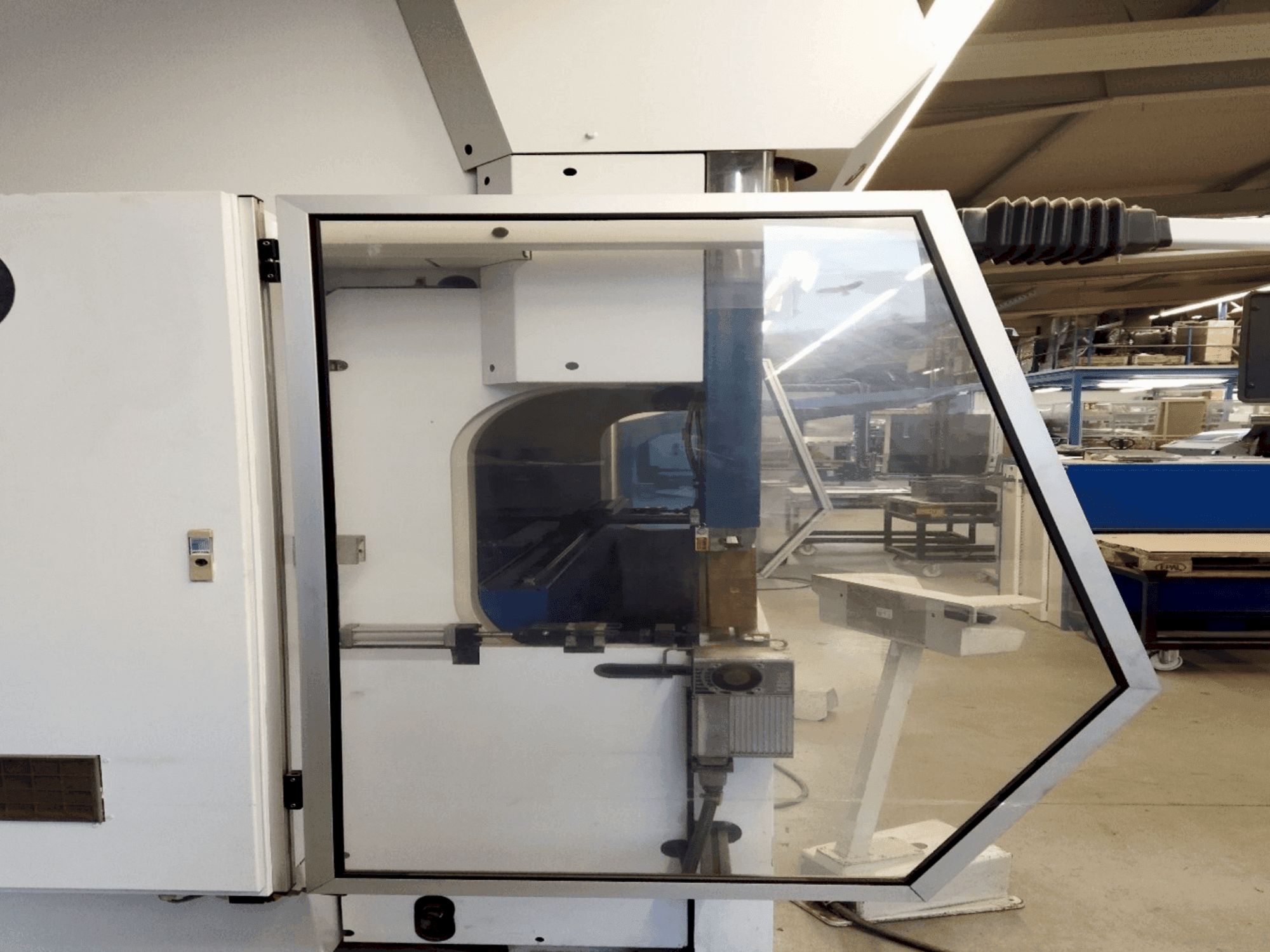 Vista frontale della macchina TRUMPF TrumaBend V130