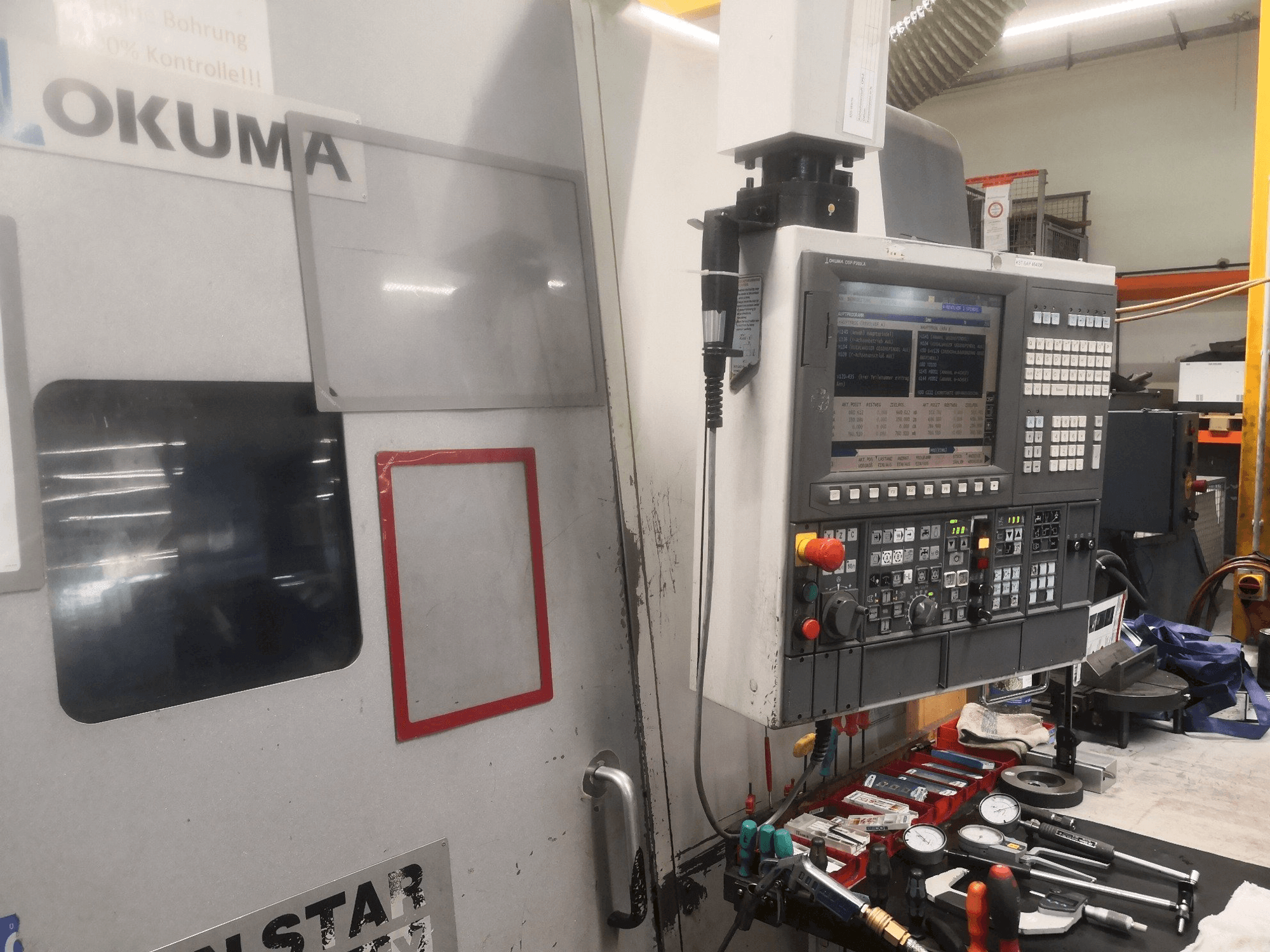 Vista frontale della macchina Okuma LT 300 MY