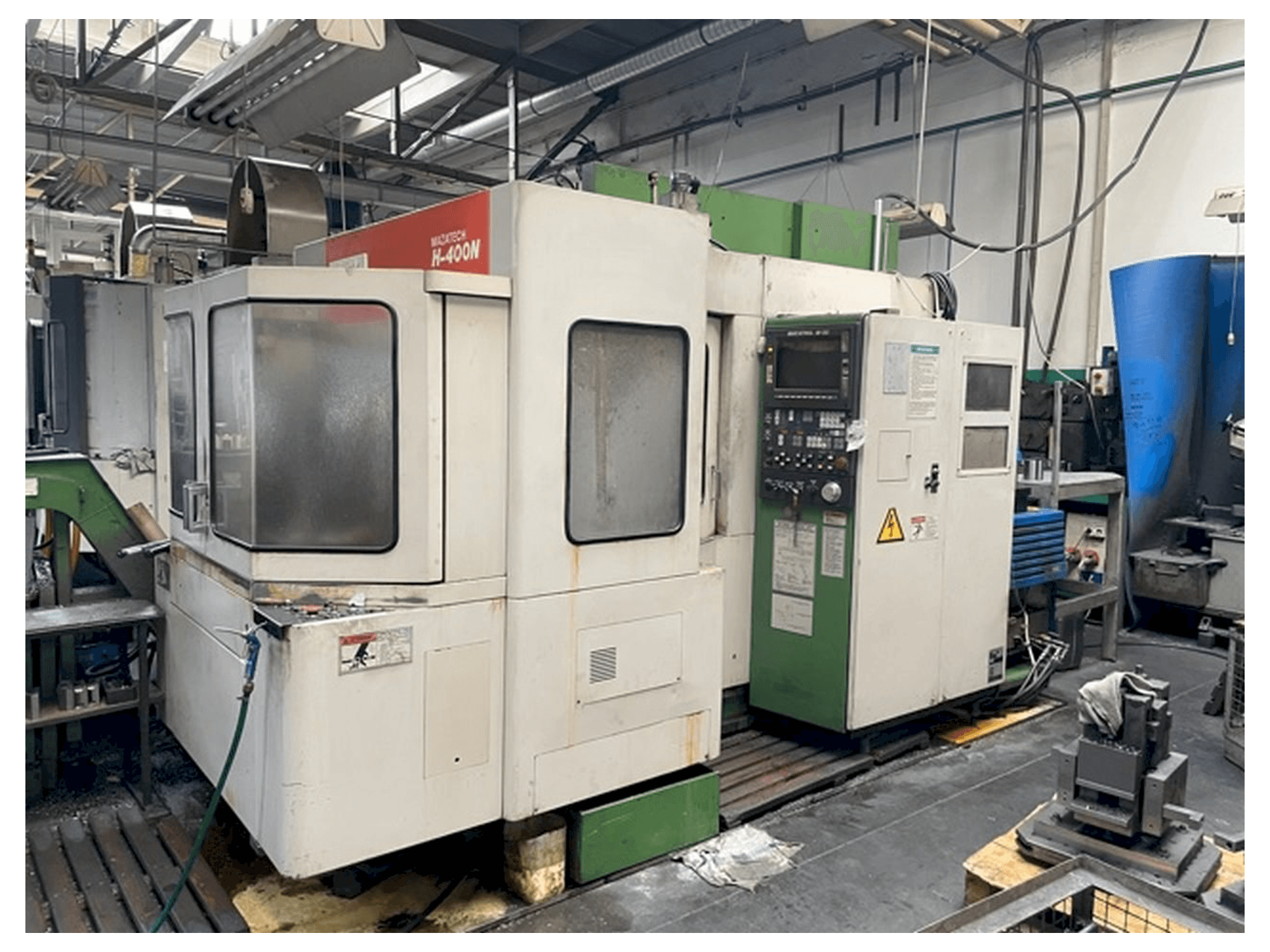 Vista frontale della macchina Mazak H-400N
