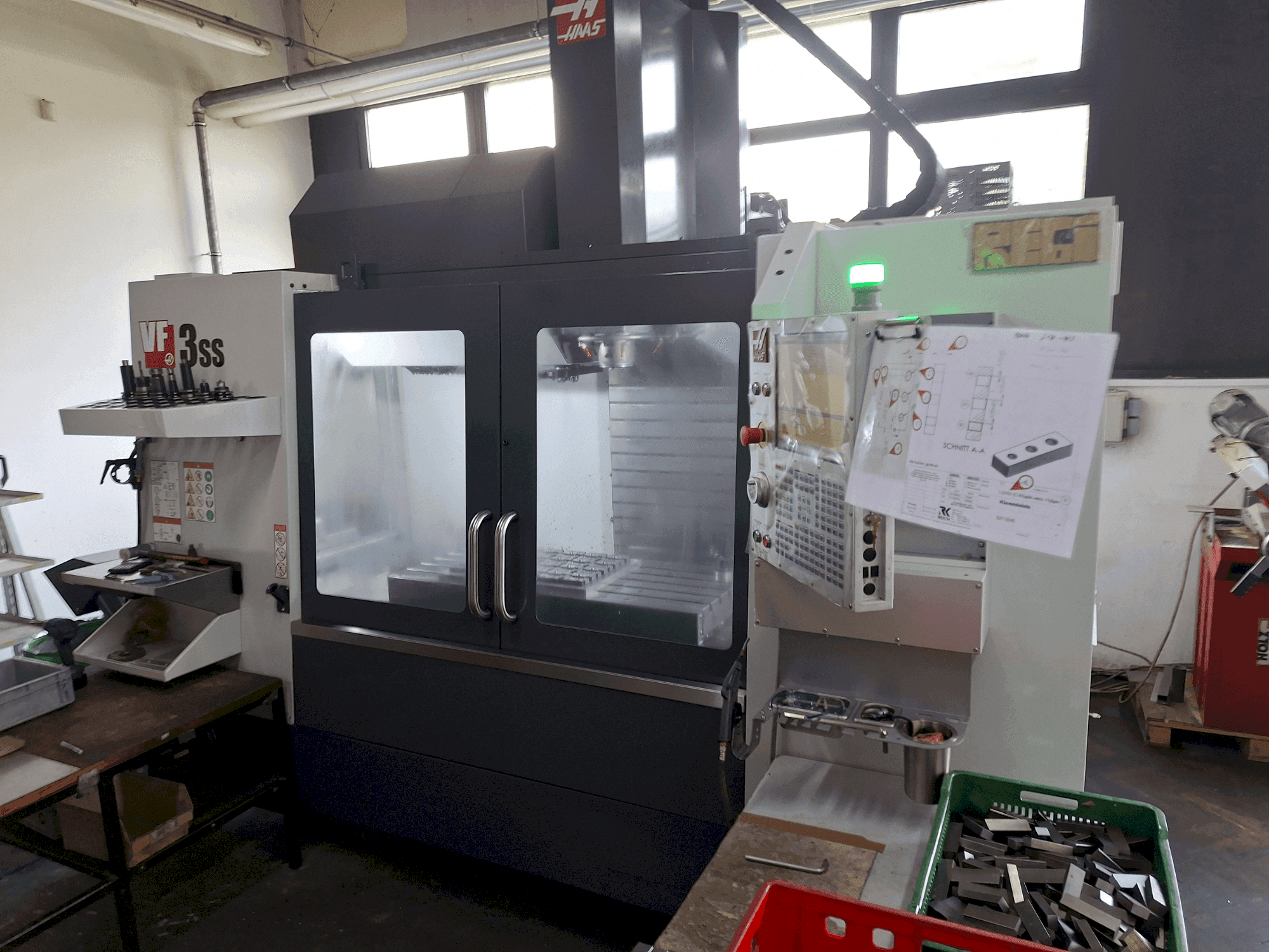 Vista frontale della macchina HAAS VF-3SS
