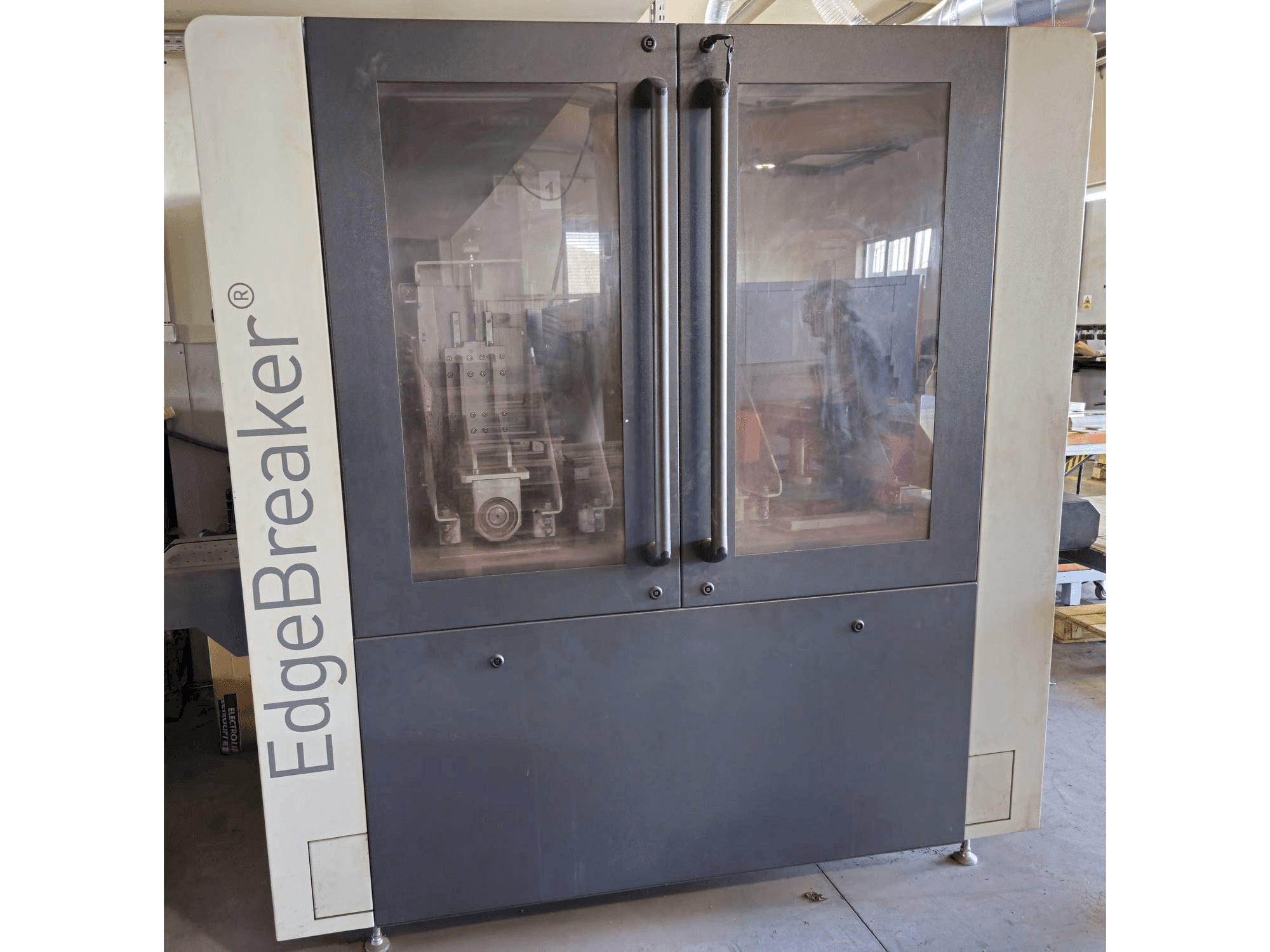 Vista frontale della macchina ARKU EdgeBreaker 1000