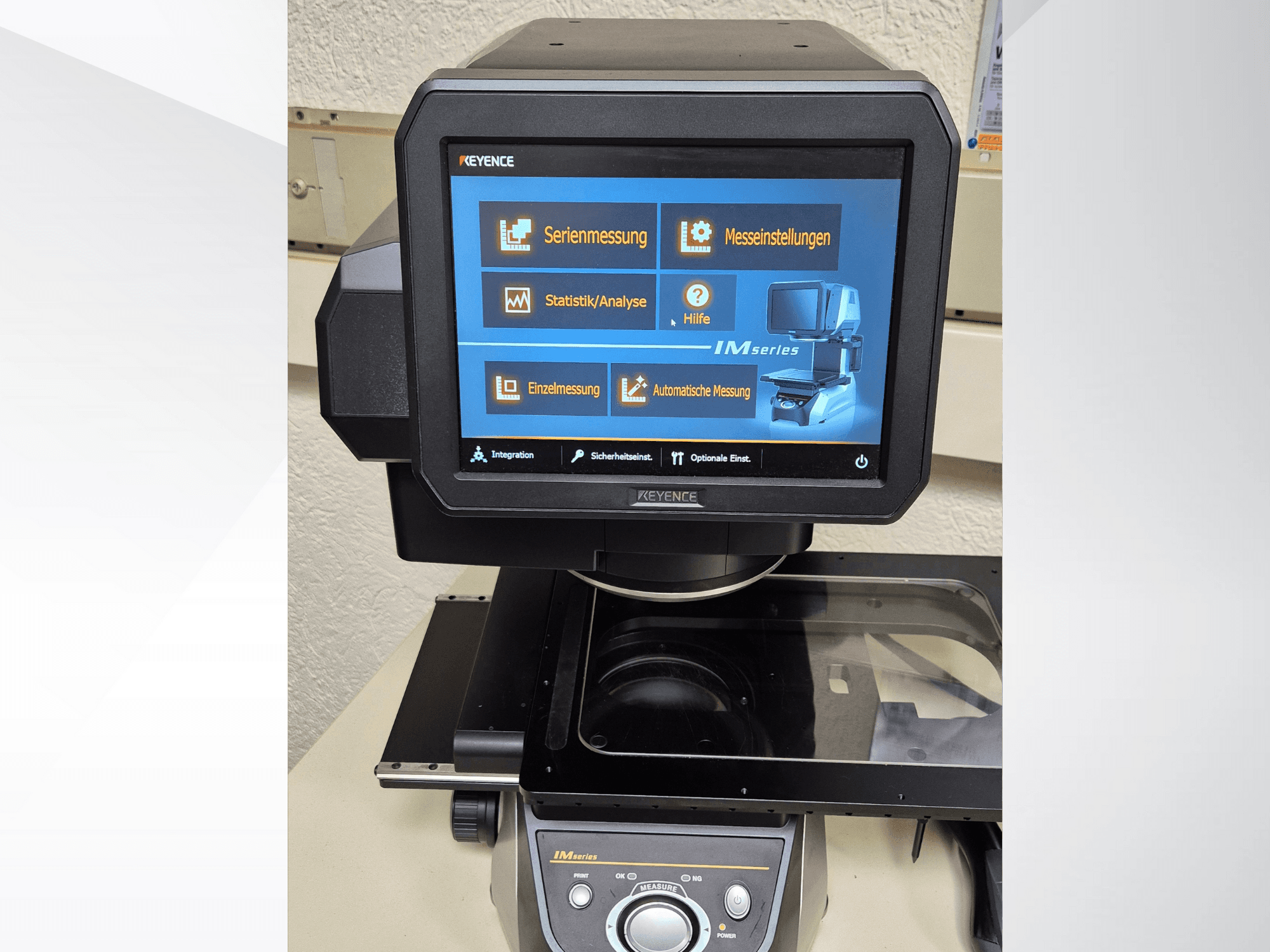 Dispositivo di misura della serie KEYENCE IM con touchscreen frontale che visualizza le impostazioni e le opzioni di misura.