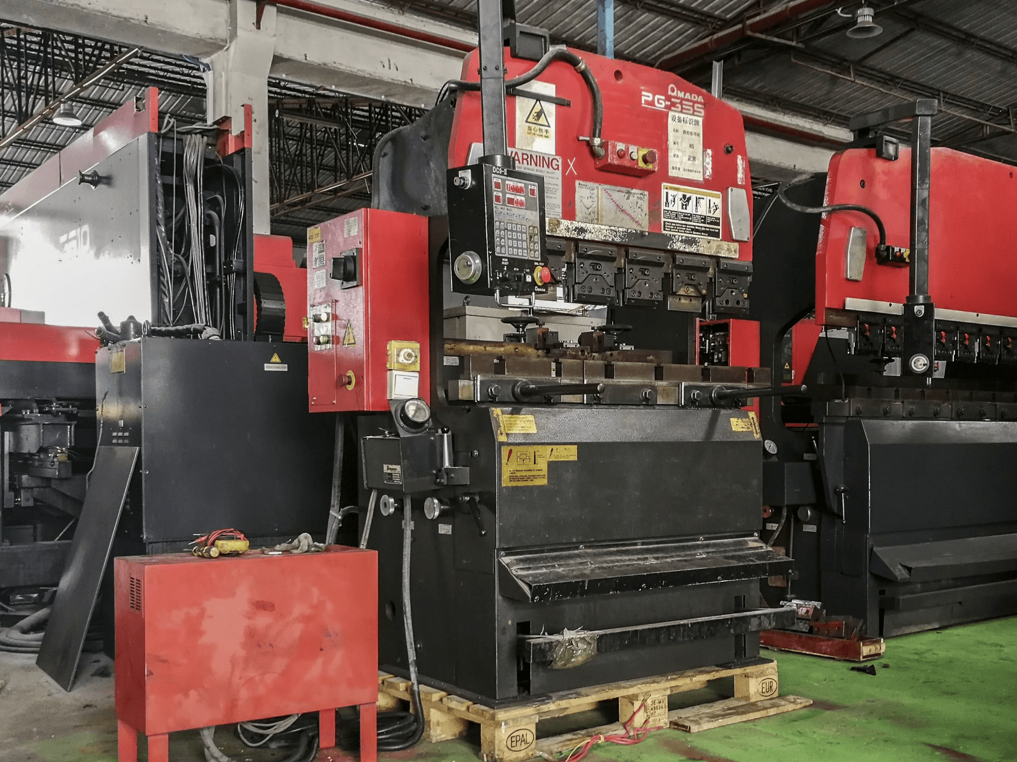 Vista lato sinistro della macchina AMADA RG-35S