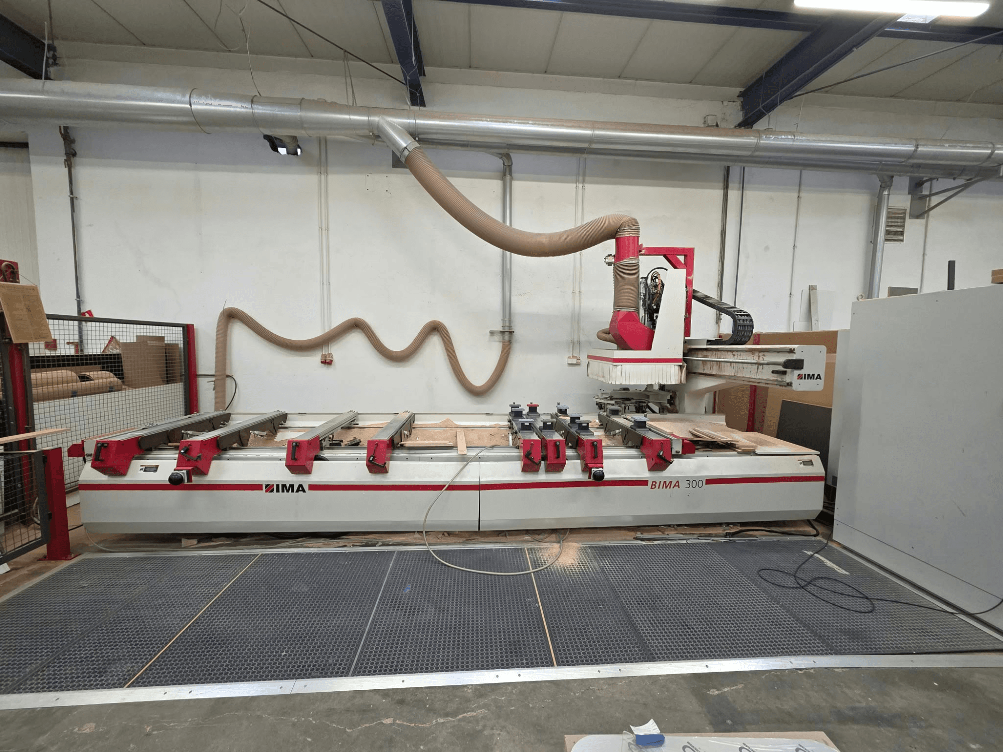 Centro di lavorazione del legno a controllo numerico IMA BIMA 300, vista frontale, dotato di un utensile multiasse e di un sistema di aspirazione delle polveri.