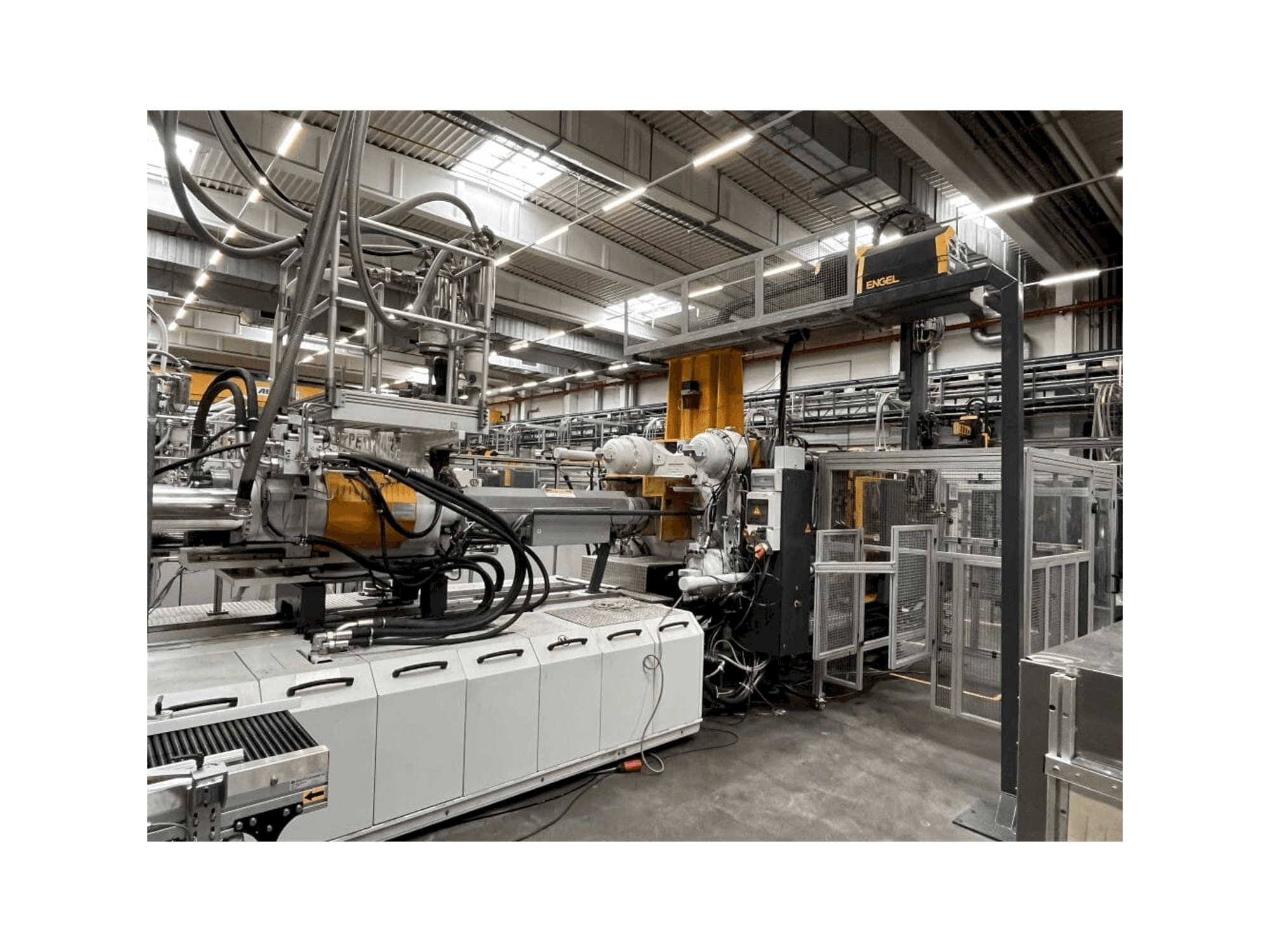 Vista frontale della macchina Engel DUO 4550/650