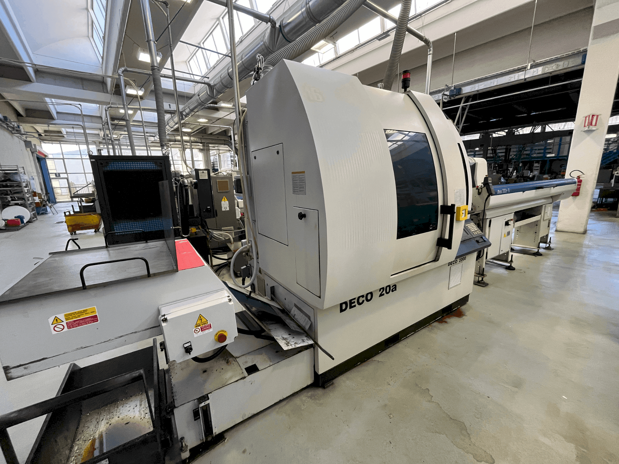 Vista frontale della macchina TORNOS DECO 20A