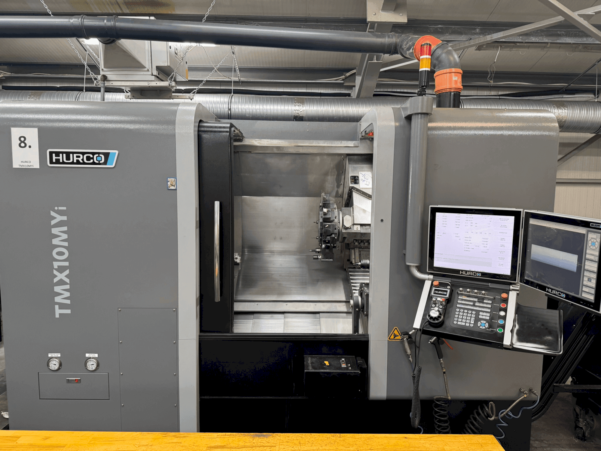 Vista frontale della macchina Hurco TMX 10 MYi