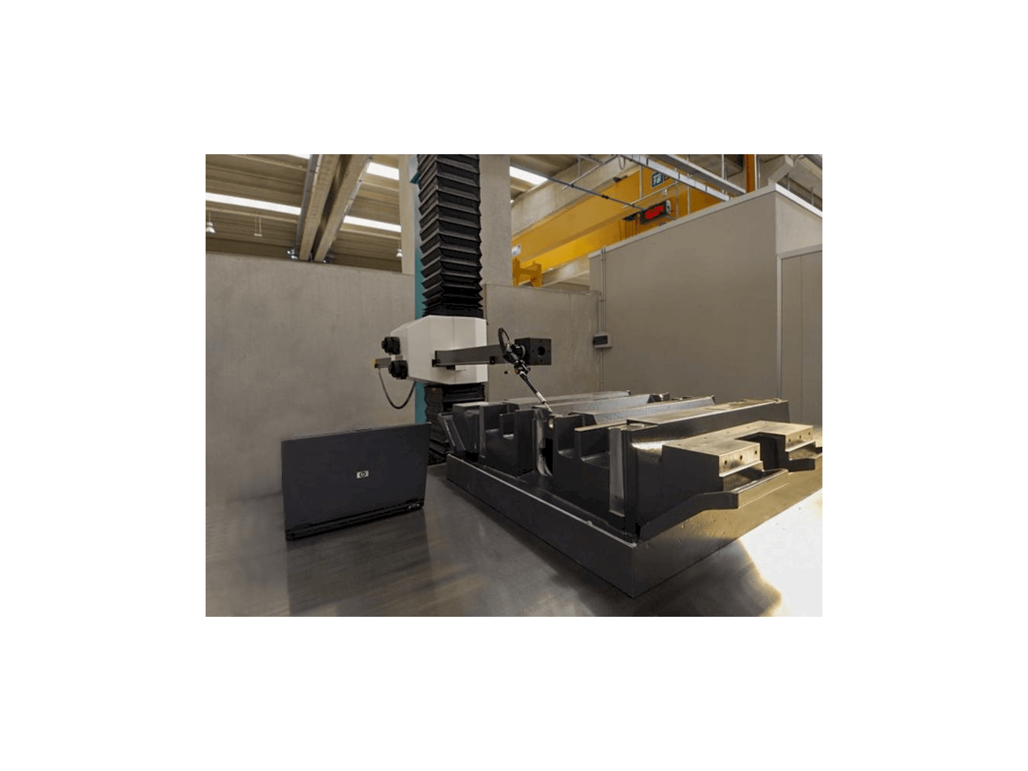 Vista frontale della macchina Hexagon Metrology Poli Globo