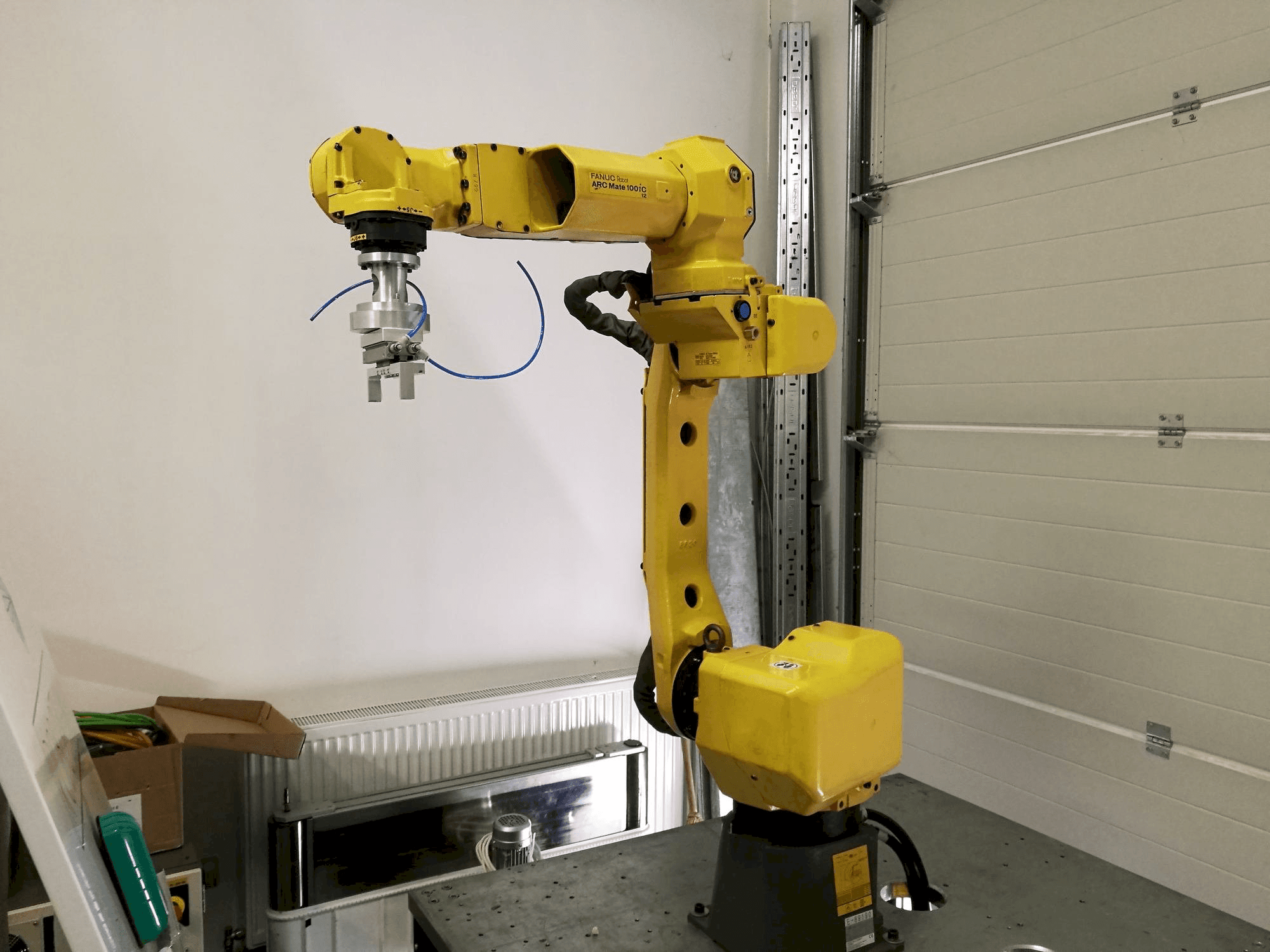 Vista frontale della macchina FANUC ARC Mate 100iC/12