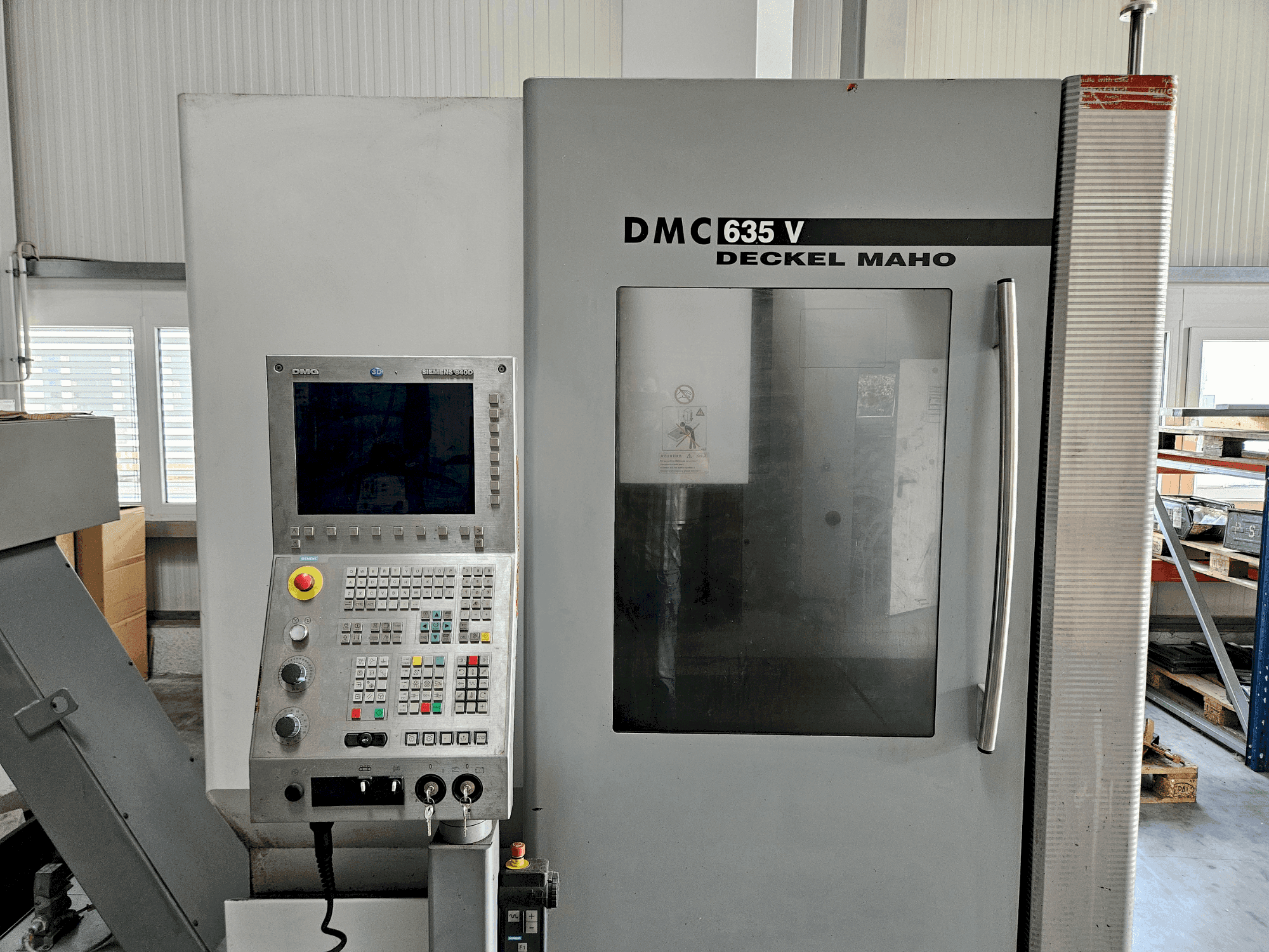 Vista frontale della macchina DECKEL MAHO DMC 635 V