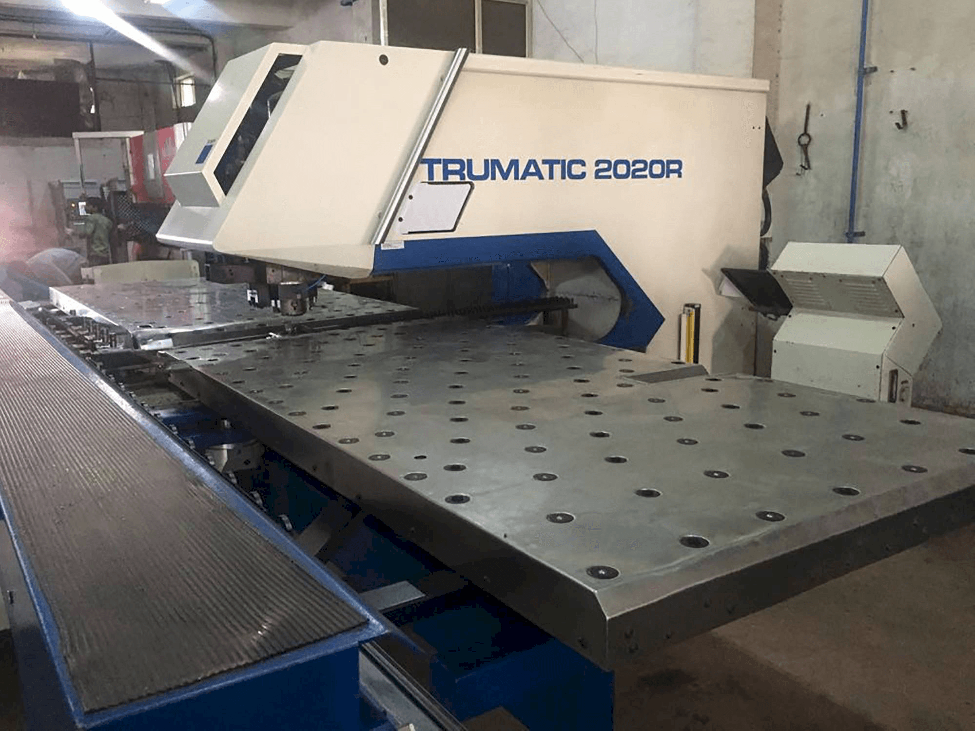 Vista lato destro della macchina Trumpf Trumatic 2020R
