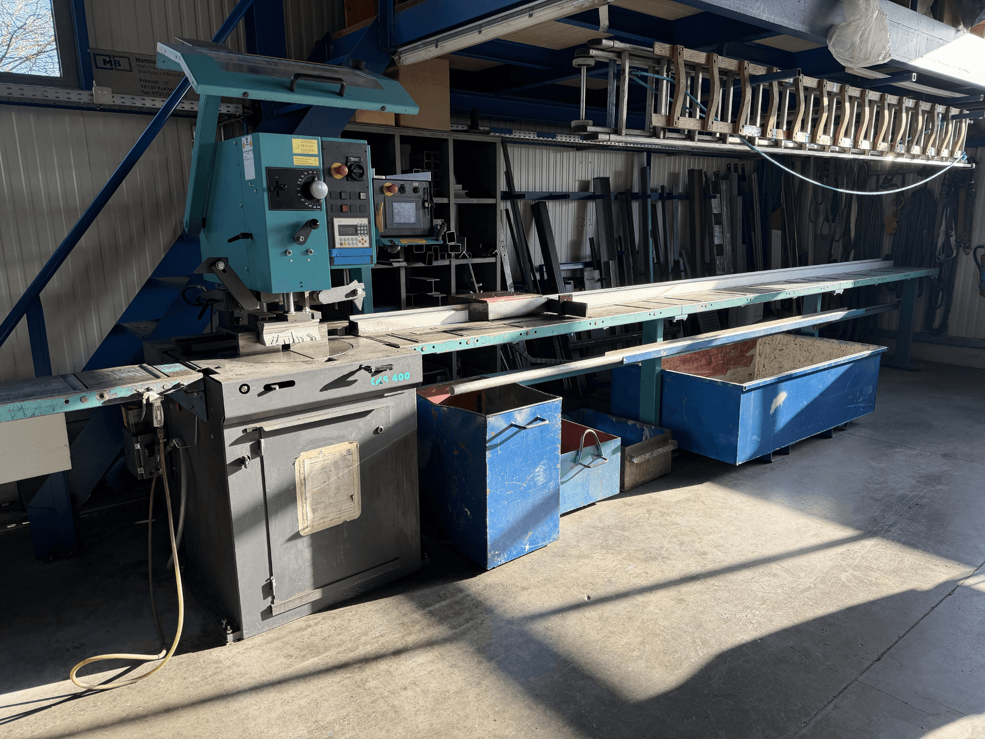 Sega circolare per metalli KALTENBACH KKS 400 in un'officina, vista frontale con comandi e cassetti metallici visibili.