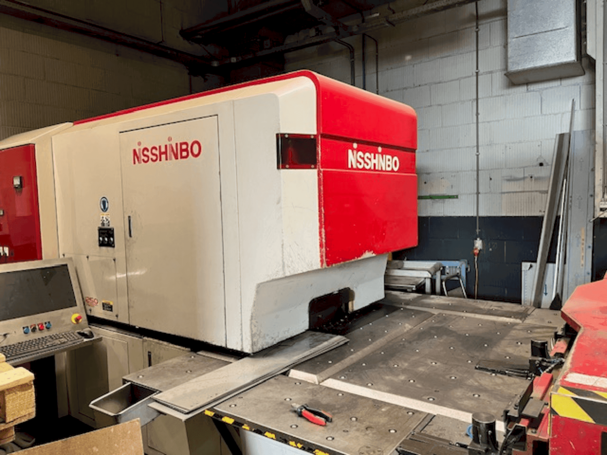 Vista frontale della macchina Nisshinbo HIQ-1250