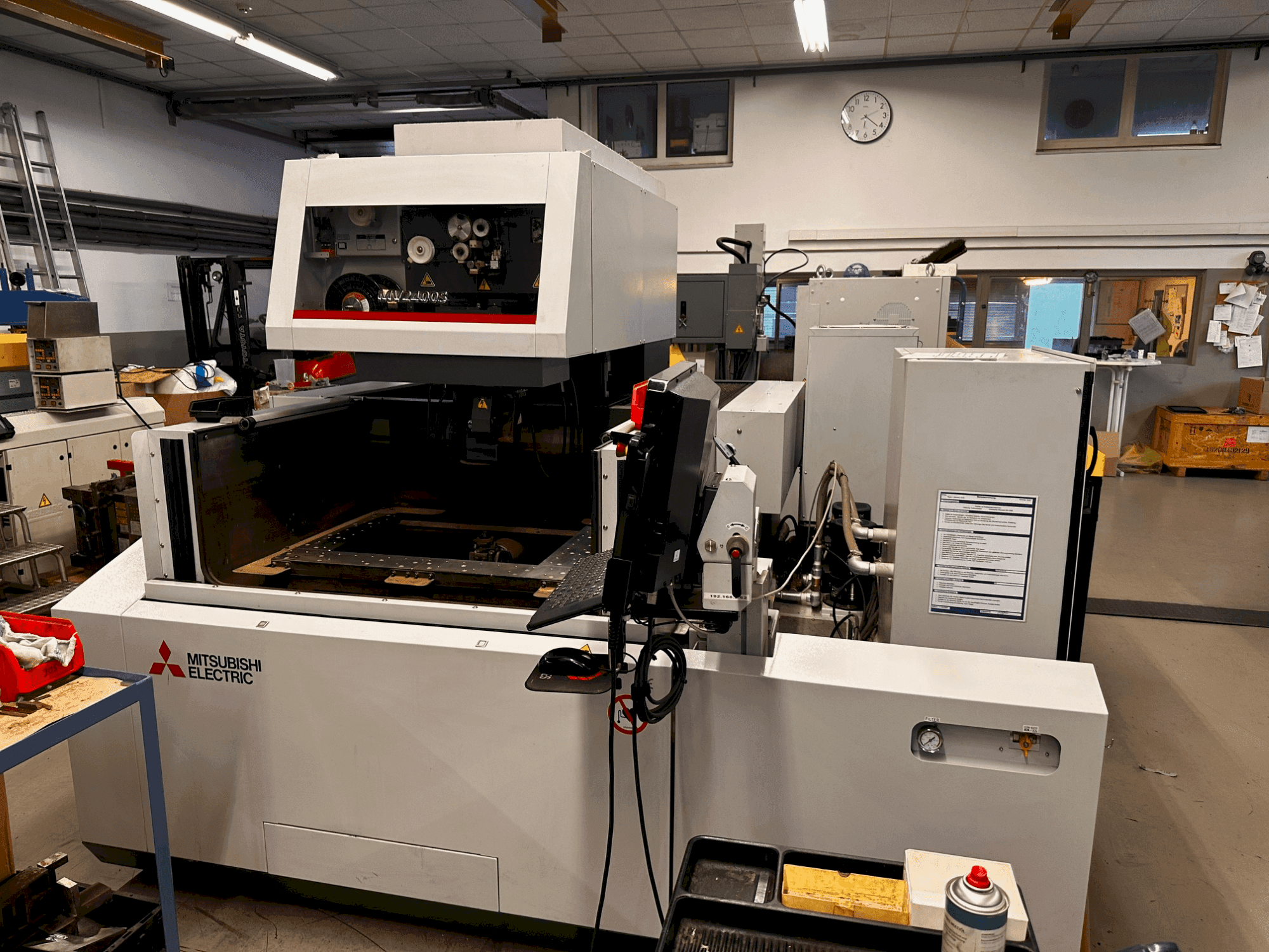 Vista frontale della macchina Mitsubishi MV2400S