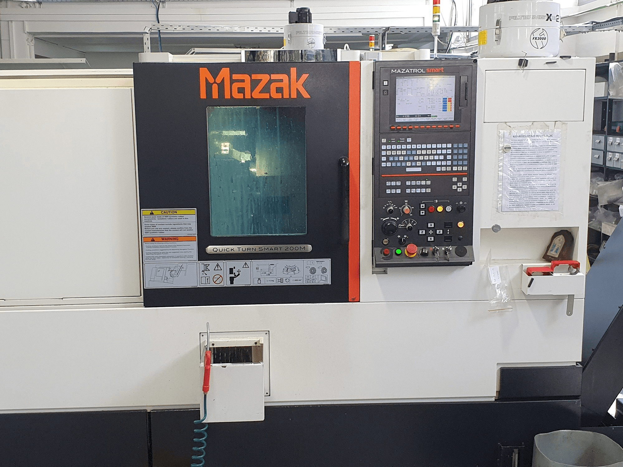 Vista frontale della macchina Mazak QTS200M