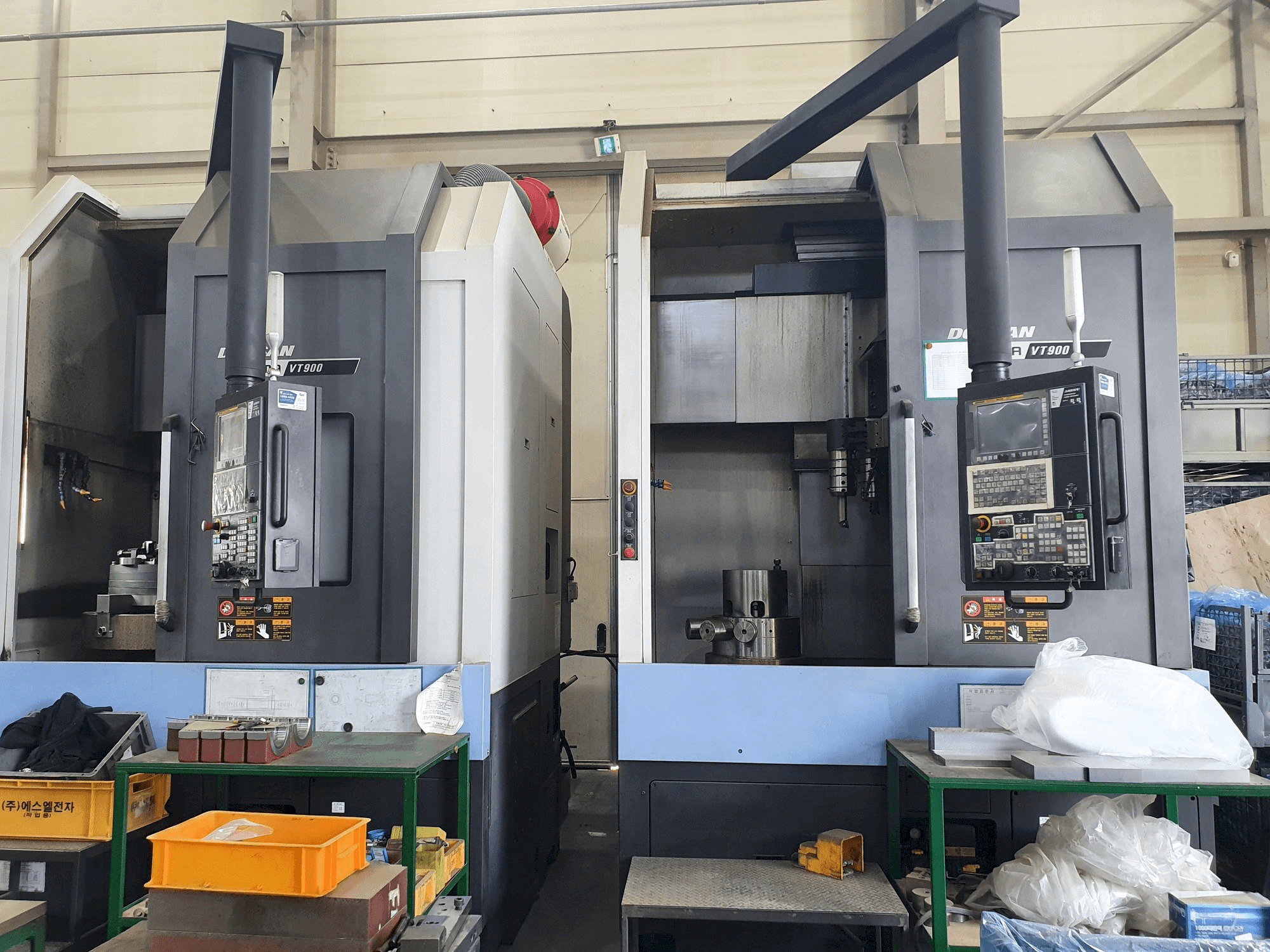 Vista frontale della macchina Doosan PUMA VT900