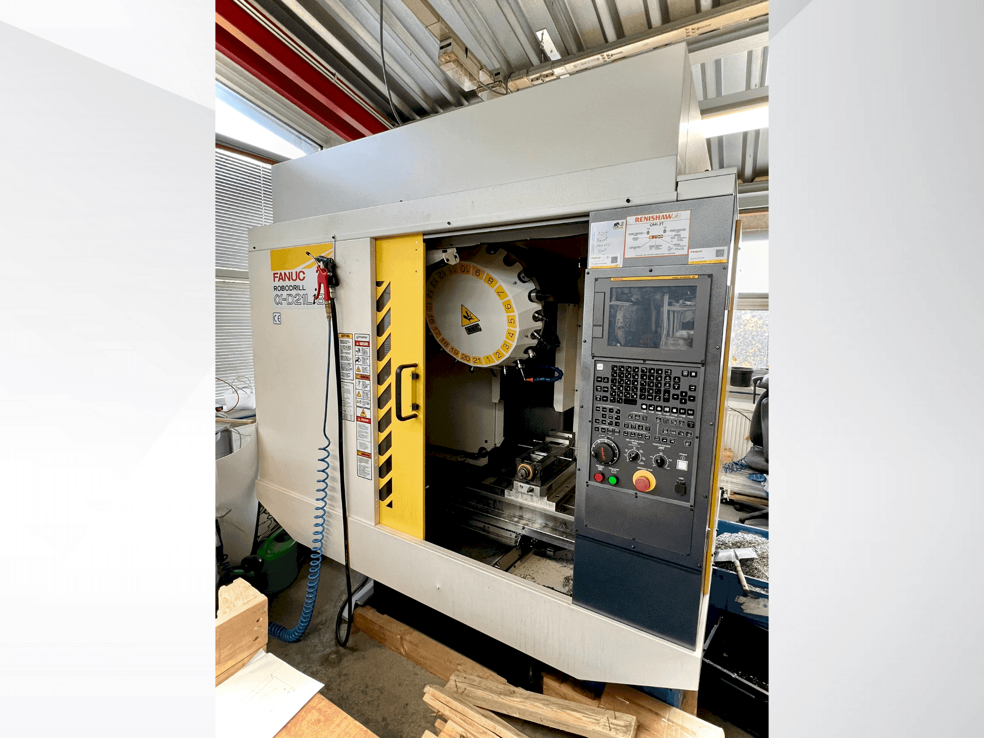 Vista frontale della macchina FANUC ROBODRILL α-D21LiB5